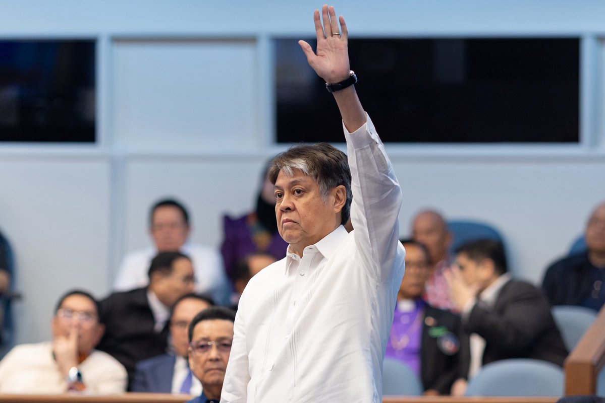 kikopangilinan's tweet photo. 𝗞𝗔𝗠𝗕𝗔𝗟 𝗡𝗔 𝗣𝗔𝗡𝗔𝗟𝗢 𝗣𝗔𝗥𝗔 𝗦𝗔 𝗠𝗚𝗔 𝗠𝗔𝗚𝗦𝗔𝗦𝗔𝗞𝗔 𝗔𝗧 𝗠𝗔𝗡𝗚𝗜𝗡𝗚𝗜𝗦𝗗𝗔!

𝗡𝗮𝗮𝗽𝗿𝘂𝗯𝗮𝗵𝗮𝗻 𝗻𝗴 𝗦𝗲𝗻𝗮𝗱𝗼 𝘀𝗮 𝘁𝗵𝗶𝗿𝗱 𝗮𝗻𝗱 𝗳𝗶𝗻𝗮𝗹 𝗿𝗲𝗮𝗱𝗶𝗻𝗴 𝗮𝗻𝗴 𝗱𝗮𝗹𝗮𝘄𝗮 𝗻𝗮𝘁𝗶𝗻𝗴 𝗺𝗮𝗵𝗮𝗵𝗮𝗹𝗮𝗴𝗮𝗻𝗴 𝗽𝗮𝗻𝘂𝗸𝗮𝗹𝗮𝗻𝗴 𝗯𝗮𝘁𝗮𝘀: 𝗮𝗻𝗴 𝗔𝗴𝗿𝗶𝗰𝘂𝗹𝘁𝘂𝗿𝗲 𝗮𝗻𝗱 𝗙𝗶𝘀𝗵𝗲𝗿𝗶𝗲𝘀 𝗘𝘅𝘁𝗲𝗻𝘀𝗶𝗼𝗻 𝗔𝗰𝘁 𝗮𝘁 𝗮𝗻𝗴 𝗔𝗴𝗿𝗶𝗰𝘂𝗹𝘁𝘂𝗿𝗮𝗹 𝗖𝗼𝗼𝗽𝗲𝗿𝗮𝘁𝗶𝘃𝗲𝘀 𝗔𝗰𝘁.

𝗪𝗮𝗹𝗮𝗻𝗴 𝘁𝘂𝗻𝗮𝘆 𝗻𝗮 𝗳𝗼𝗼𝗱 𝘀𝗲𝗰𝘂𝗿𝗶𝘁𝘆 𝗸𝘂𝗻𝗴 𝗵𝗶𝗻𝗱𝗶 𝗻𝗮𝘁𝗶𝗻 𝗯𝗶𝗯𝗶𝗴𝘆𝗮𝗻 𝗻𝗴 𝘀𝗮𝗽𝗮𝘁 𝗻𝗮 𝘀𝘂𝗽𝗼𝗿𝘁𝗮 𝗮𝗻𝗴 𝗺𝗶𝘀𝗺𝗼𝗻𝗴 𝗺𝗴𝗮 𝗻𝗮𝗴𝘁𝗮𝘁𝗮𝗻𝗶𝗺 𝗮𝘁 𝗻𝗮𝗻𝗴𝗶𝗻𝗴𝗶𝘀𝗱𝗮 𝗻𝗮 𝗻𝗮𝗴𝗽𝗮𝗽𝗮𝗸𝗮𝗶𝗻 𝘀𝗮 𝗮𝘁𝗶𝗻𝗴 𝗯𝗮𝘆𝗮𝗻.

Sa pamamagitan ng mga panukalang ito, mas mapapalakas ang ating mga magsasaka at mangingisda sa pamamagitan ng mas maayos na technical assistance, makabagong teknolohiya, climate-smart farming, at mas matitibay na kooperatiba na magbibigay sa kanila ng mas magandang access sa puhunan, kagamitan, at pamilihan.

𝗞𝗮𝗽𝗮𝗴 𝗺𝗮𝘀 𝗺𝗮𝗹𝗮𝗸𝗮𝘀 𝗮𝗻𝗴 𝗽𝗿𝗼𝗱𝘂𝗸𝘀𝘆𝗼𝗻 𝗻𝗴 𝗽𝗮𝗴𝗸𝗮𝗶𝗻, 𝗺𝗮𝘀 𝗺𝗮𝘁𝗮𝘁𝗮𝗴 𝗮𝗻𝗴 𝗮𝘁𝗶𝗻𝗴 𝗳𝗼𝗼𝗱 𝘀𝘂𝗽𝗽𝗹𝘆 𝗮𝘁 𝗺𝗮𝘀 𝗺𝗮𝗴𝗶𝗴𝗶𝗻𝗴 𝗮𝗯𝗼𝘁-𝗸𝗮𝘆𝗮 𝗮𝗻𝗴 𝗽𝗮𝗴𝗸𝗮𝗶𝗻 𝗽𝗮𝗿𝗮 𝘀𝗮 𝗯𝗮𝘄𝗮𝘁 𝗽𝗮𝗺𝗶𝗹𝘆𝗮𝗻𝗴 𝗣𝗶𝗹𝗶𝗽𝗶𝗻𝗼.

Maraming salamat sa ating mga kasamahan sa Senado sa kanilang suporta. Umaasa tayong agad ding maisusulong ang mga panukalang ito sa Kamara upang sa lalong madaling panahon ay maging ganap na batas.