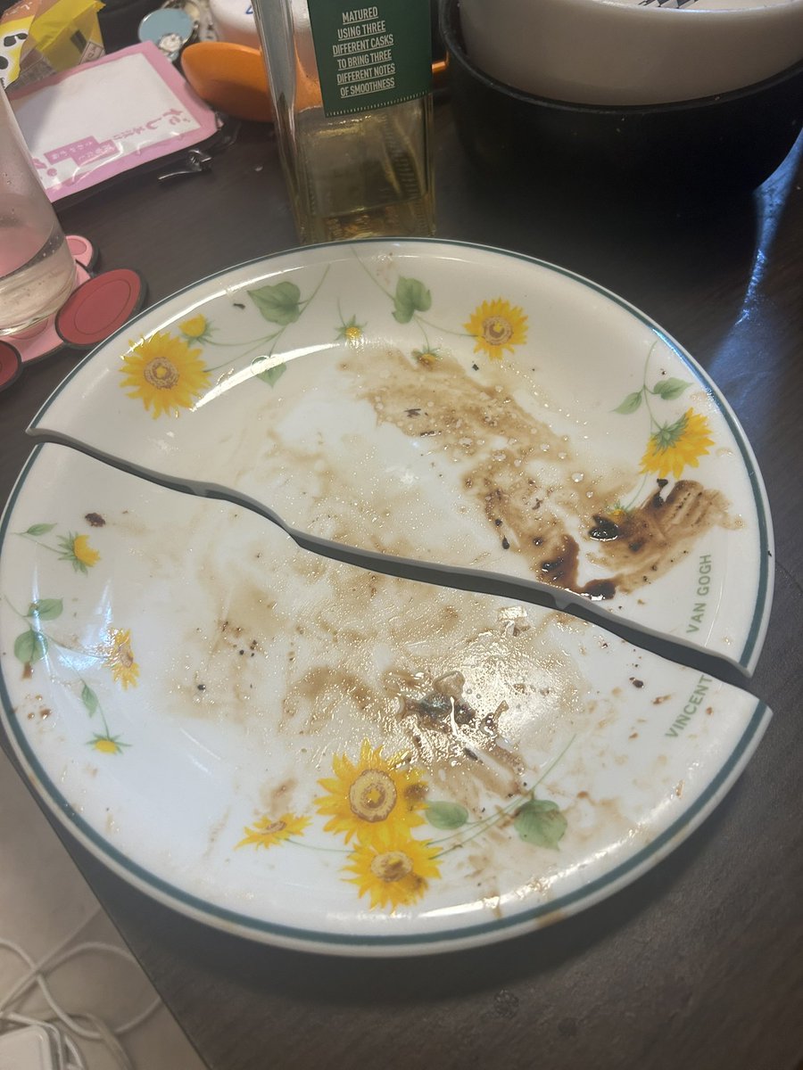 DENKIMOU's tweet photo. 飲んで寝落ちして目が覚めたらこれ。
昨夜何がありましたかね？ https://t.co/QxWgPRbkR7