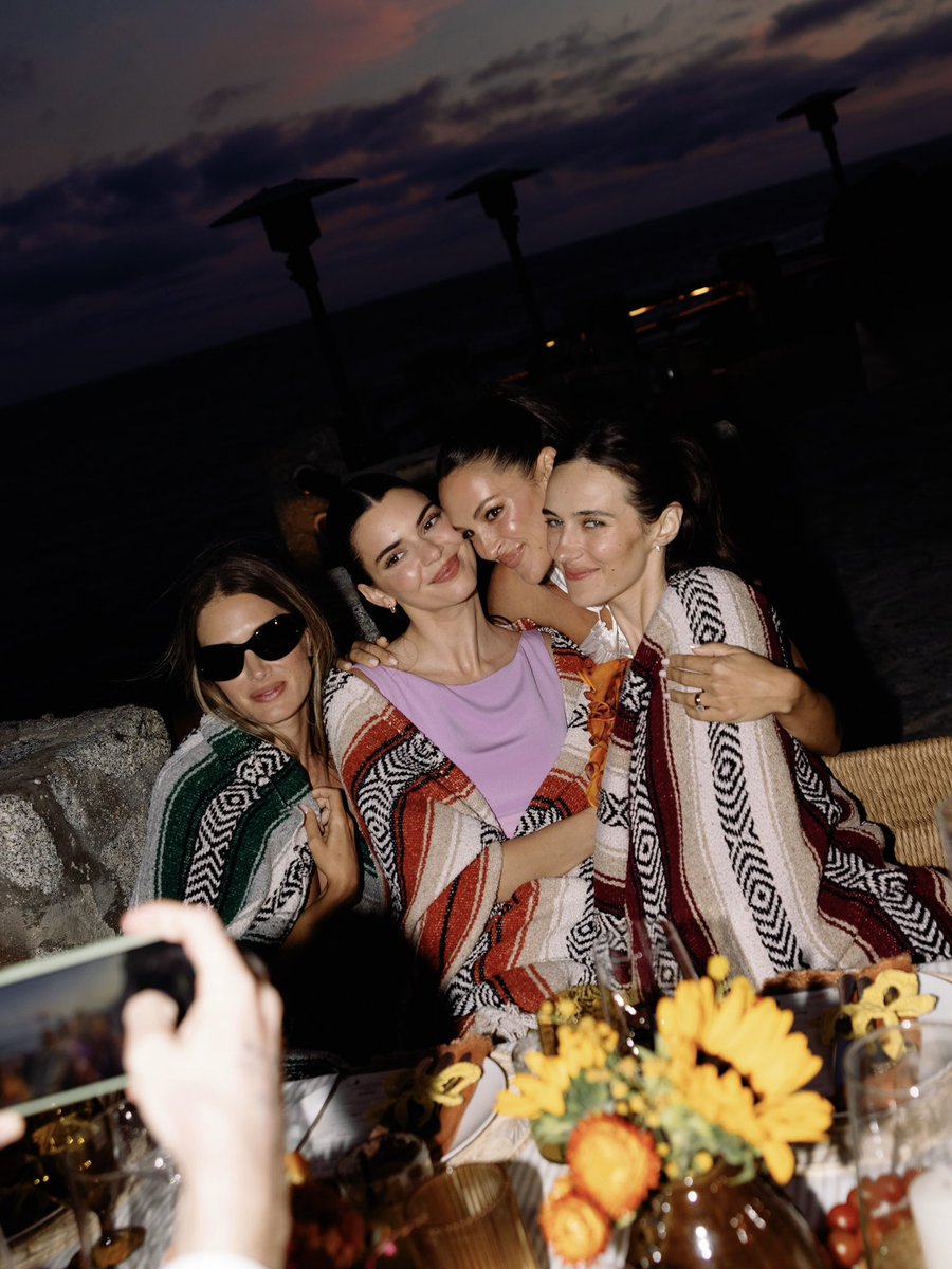 kendallsjbrs's tweet photo. NEW | Kendall Jenner, Devon Lee Carlson and Francesca Aiello at Hannah Logan and Spencer Stabler’s wedding in Cabo San Lucas, Mexico - 03/28. 

📸 More pics: https://t.co/PJFt30FMvb https://t.co/PFAo48nZYx
