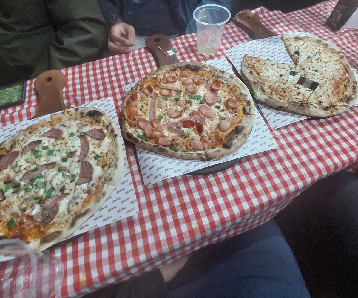 CryingAo's tweet photo. @ins6cure Local pizza is more fire js saying ✌️ https://t.co/CS67ayOHhE