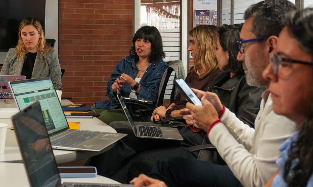 CompuParaEducar's tweet photo. 🇺🇾🤝🇨🇴¡La educación digital se fortalece con visión internacional!
#PlanCeibal (@Ceibal_Uy), referente global con 19 años de experiencia en cobertura universal, llegó a Colombia para acompañar la evolución de #ComputadoresParaEducar hacia #TecnologíasParaAprender. 🧵1/3 https://t.co/D3BLGURqud