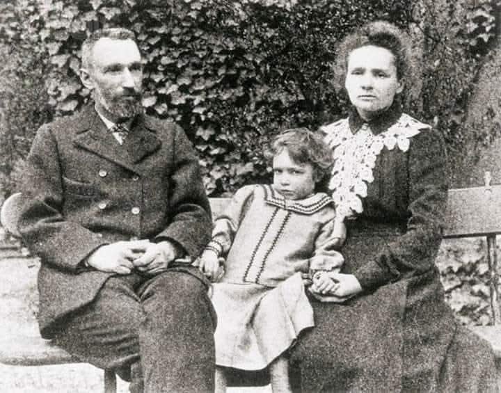 EdelaR1's tweet photo. La familia Curie es la que más premios Nobel tiene hasta la fecha.

Pierre Curie: Nobel de Física.
Marie Curie: Nobel de Física y de Química.
Irène Joliot-Curie: Nobel de Química... 🤓🤓🤓

#profegameryyuca #ciencia #Nobel #NobelPrize #fisica #quimica #pierrecurie #MarieCurie https://t.co/ln7es4z7j6