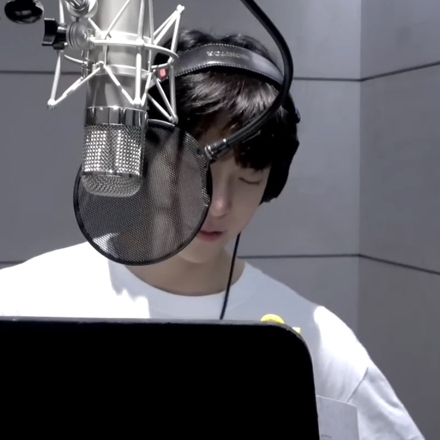 MyY0uthD1ary's tweet photo. 녹음실의 뽀둥 바부 말랑이 도영이 좋아ㅜㅜ https://t.co/InGXluxv4J