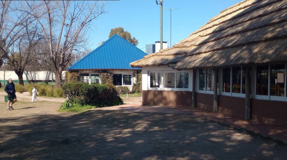 OpinionFrontal's tweet photo. Una bala perdida cayó en un reconocido club de CABA, hirió a un hombre y el predio fue cerrado https://t.co/Hn5tnSuyGk https://t.co/8mXKeupnRT