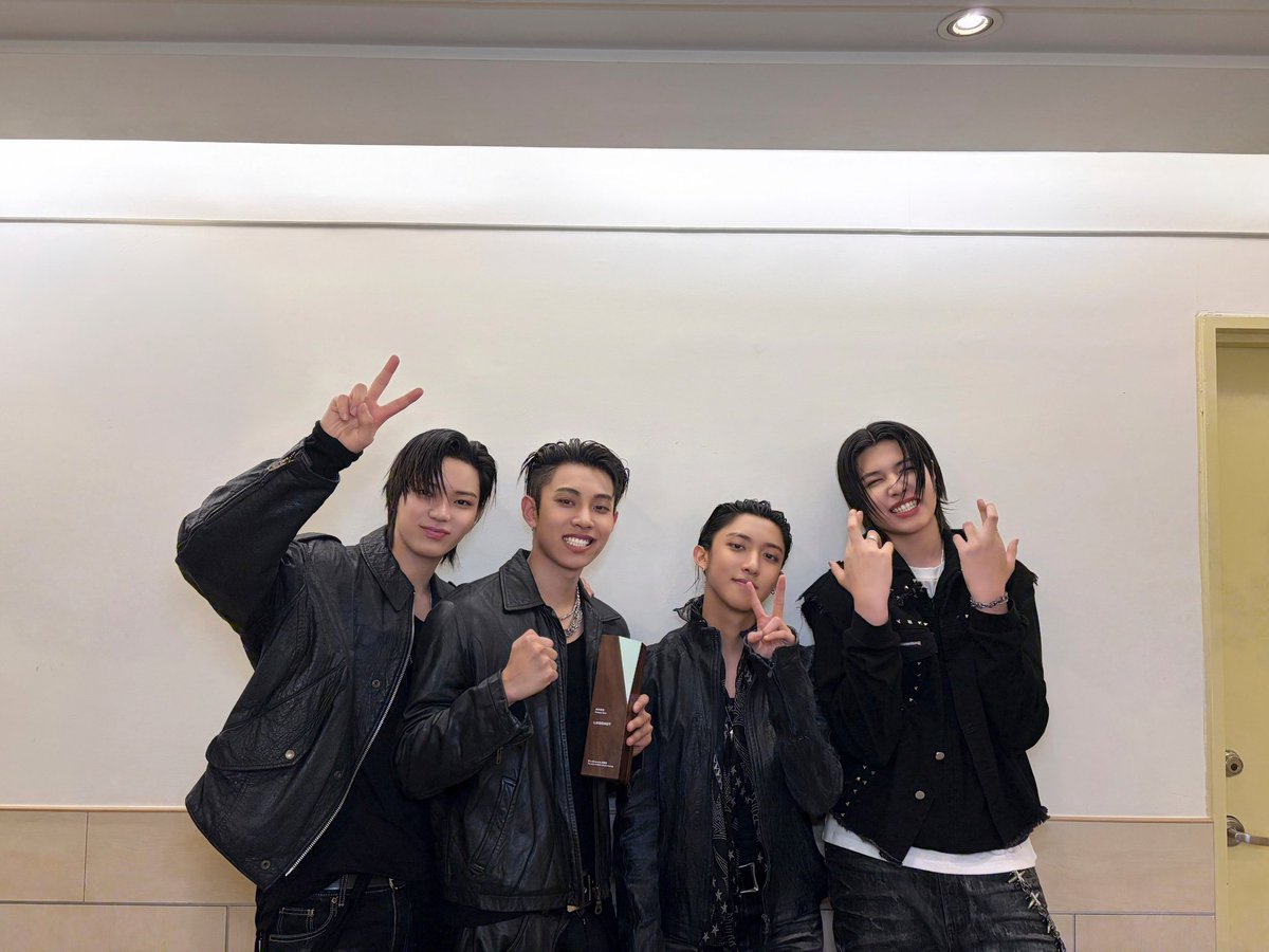 kqmryul's tweet photo. No matter how far we go, we’ll never take these moments for granted. Every stage feels meaningful because SHOTTIES are always there beside us, cheering us on and giving us the strength to keep moving forward. https://t.co/rwisYvu5HZ