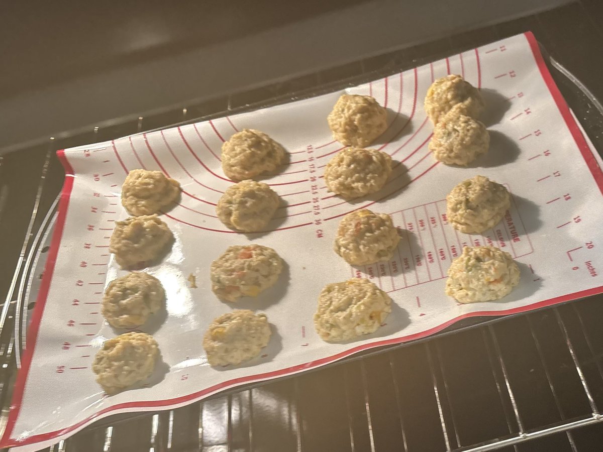 GhulehGraveyard's tweet photo. May I present chicken pot pie cookies. https://t.co/meH4eT9dtk