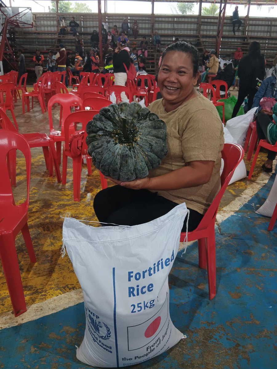WFP_Philippines's tweet photo. Meet Jocelyn, proudly holding a 9-kg 🎃grown from seeds provided by MAFAR through the @BangsamoroGovt's SECURE Convergence Programme🌱

In Brgy. Bongo, South Upi, they tend to a community garden that supplies fresh veggies to Bongo Elementary School, where she is the head cook. https://t.co/916QGibI2H