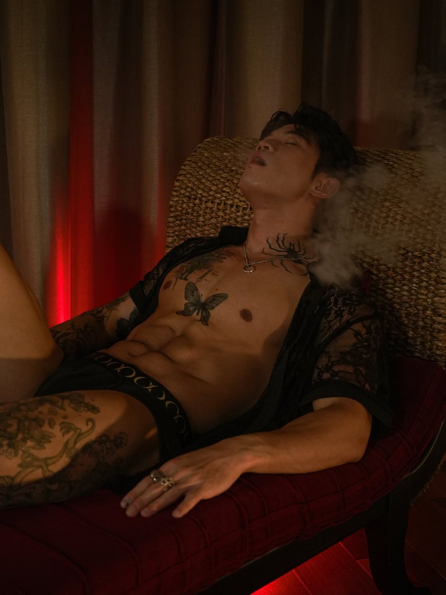 wei2b0ba's tweet photo. If Netflix and chill were a person 🫪🌹, would you come chill? https://t.co/W6MBPXWGIq