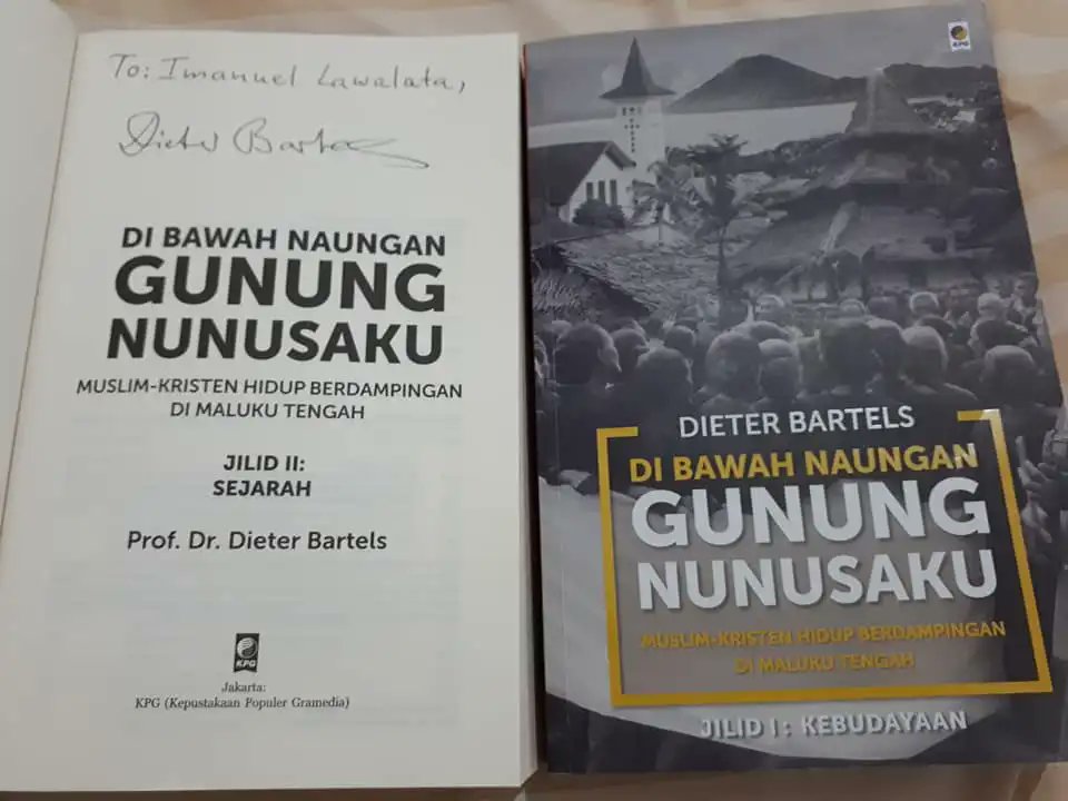 imanuel_fl's tweet photo. Ada orang Jerman yang tahu Pela-Gandong lebih dalam dari kebanyakan orang Maluku.

Namanya Dieter Bartels.

Dieter Bartels selesai dari sekolah periklanan di Jerman. Tapi beliau tidak mau menghabiskan sisa hidupnya di kantor percetakan. Jadi Beliau pergi. Keliling dunia. Salah satu tujuannya: Indonesia.

Tahun 1964, pertama kali menginjakkan kaki di sini dengan visa turis 2 minggu.
Namun ternyata tinggal selama 3 bulan.

Visa diperpanjang tiap dua minggu, ceritanya waktu itu masih bisa diurus lewat polisi setempat. Dan rupanya Indonesia terlalu nyaman untuk ditinggalkan begitu saja.

Singkat cerita, beliau sampai di Amerika Serikat. Tidak punya ijazah SMA. Masuk Community College. Dapat nilai tertinggi. Diizinkan lanjut kuliah. Akhirnya sampai di Cornell University, New York dan sedang mengerjakan disertasi untuk gelar Ph.D.

Waktu itu beliau sedang ada di Belanda. Dan di sana beliau menyaksikan sesuatu yang mengubah arah penelitiannya selamanya.

Sekelompok pemuda Maluku melakukan pembunuhan terhadap seorang polisi di depan Kedutaan Besar Jerman di Den Haag(1970an).

Beliau bertanya, Siapa orang-orang ini?
Karena penasaran, beliau kembali ke perpustakaan Cornell. Membaca semua yang bisa ditemukan tentang Maluku, mulai dari zaman Portugis.

Dan tahun 1974, beliau terbang lagi ke Indonesia. Mengajukan izin penelitian. Masuk ke Maluku Tengah. Kebetulan yang tidak pernah beliau rencanakan, tapi tidak pernah beliau sesali.

Penelitiannya berfokus pada satu hal yang dianggap banyak orang sudah cukup diketahui:

Pela-Gandong.

Ikatan persaudaraan lintas agama yang selama berabad-abad menjadi perekat komunitas Muslim dan Kristen di Maluku Tengah.

Salah satu bukunya "Dibawah Naungan Gunung Nunusaku" sudah diterjemahkan ke dalam Bahasa Indonesia dan menjadi salah satu referensi paling penting tentang budaya Maluku. 
Ada dua jilid, Jilid 1 Kebudayaan dan Jilid 2 Sejarah.

Lalu 1999 datang.
Kerusuhan. Konflik. Maluku terbakar.
Dieter Bartels tetap datang.

Bukan untuk meneliti. Tapi karena dia perlu tahu sendiri apa yang sedang terjadi dan kenapa sesuatu yang seharusnya menjadi perekat, justru gagal menahan perpecahan.

"Kerusuhan seharusnya tidak terjadi jika semua elemen masyarakat mengerti betul apa itu Pela-Gandong," katanya.

Sekarang usianya sudah tidak lagi muda.
Tapi hampir setiap tahun, dia masih kembali ke Maluku. Masih meneliti. Masih bertanya.

Di pengantar bukunya, ada satu kalimat dari penulisnya yang sulit saya lupakan:
"Prof. Bartels adalah orang Maluku — lebih dari orang Maluku itu sendiri."

Dan di ujung obrolan kami, dia menitipkan satu harapan yang sederhana tapi berat:
Semoga ada orang-orang Maluku yang mau melanjutkan penelitiannya.

Bukan karena dia menyerah. Tapi karena beliau tahu cerita tentang tanah ini seharusnya diteruskan oleh mereka yang lahir dan besar di sini.