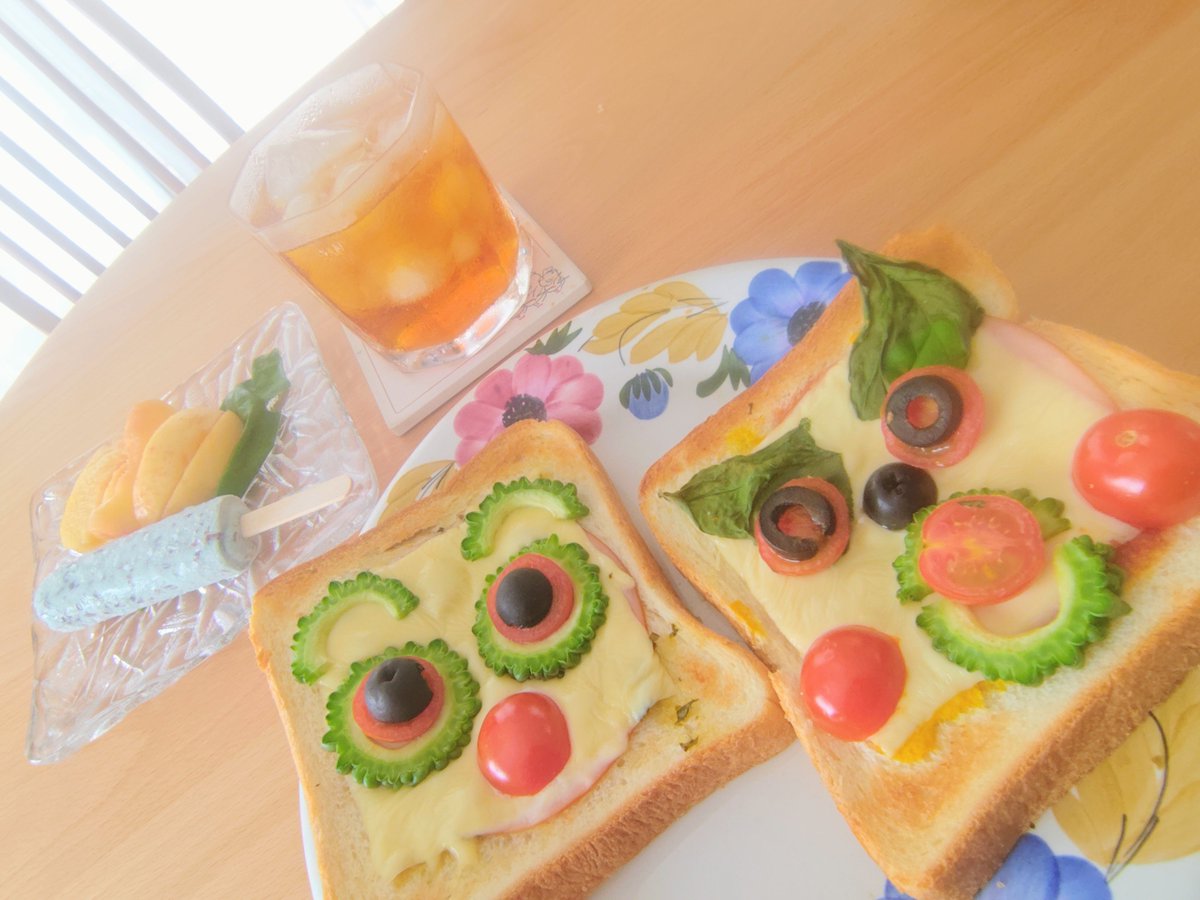 oluha0610's tweet photo. おはようございます☀
*そんなに可愛くない🙂顔ピザトースト
*季節の果実🍑とチョコミントバーの盛合せ😋
*アイスティーに見える水出しコーヒー
#おうちごはん #キッチンごっこ #homemadecooking #kitchenplay https://t.co/BTJThVbsOq