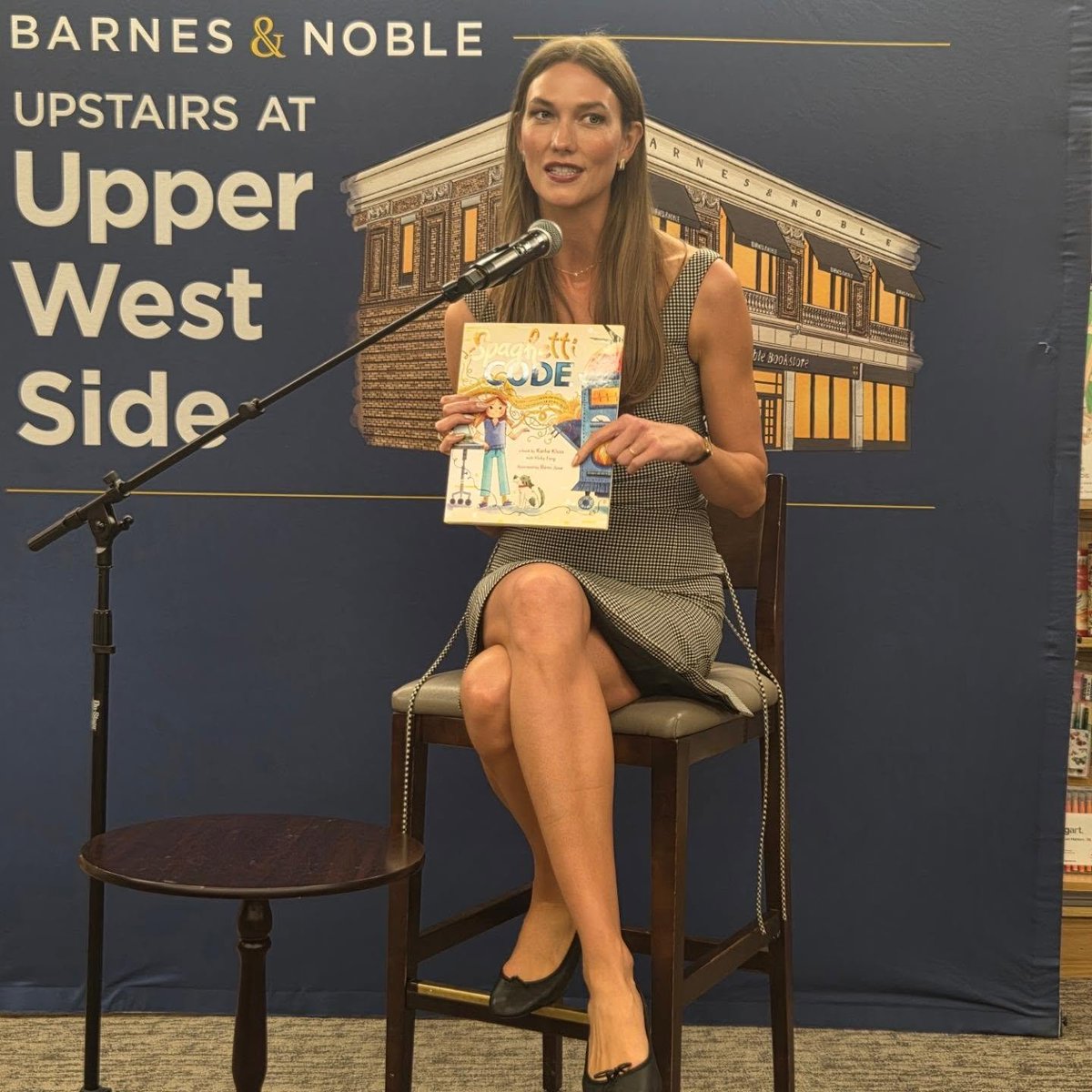 comfortkklloss's tweet photo. 📲: https://t.co/qdvUJWSAVC via ig: So happy to see karliekloss after 10 years! Her new children's book #SpaghettiCode is so cute. Nice seeing you again! https://t.co/yUCykf4qIX