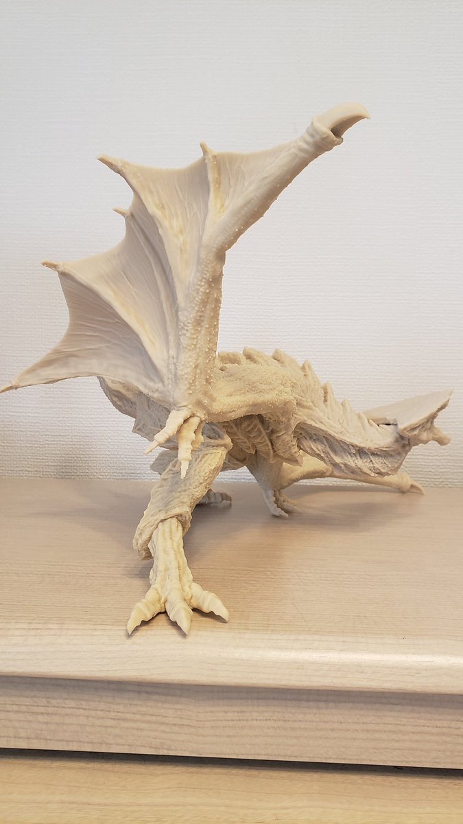May0556's tweet photo. 織田尚さんのギャオス。以前は寒河江さんのガメラとペアで展示されていましたが、今回は単体でした。本当、どこから見ても様になる…かっこいい！！
着ぐるみの造形を守りながら、着ぐるみではできないポージング。まさに、あのギャオスが生きている！という感じ。塗装が楽しみ！ https://t.co/Wh9gqiRTsO