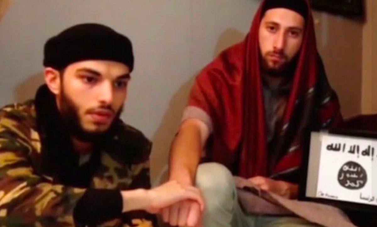 vanopstalbart1's tweet photo. Het is 10 jaar geleden dat deze 2 lieverds de kop van de Franse priester Jacques Hamel afsneden.
Wie dacht dat er na dit incident op een andere manier naar Islamitisch geweld zou gekeken worden was er snel aan voor de moeite.

Daders werden niet extremistischer, nee, ze werden verwarder en verwarder. 

Hij was lang het laatste slachtoffer niet, de laatste ligt nu opgebaard in Berlijn, maar ook dit slachtoffer zal weldra eentje in de lange rij blijken.

Niet alleen de politiek is schuldig, ook het volk. Zij staan toe dat de poltiek, elke dag bezig is met de organisatie van de begrafenis van Europa.

Mij hoor je niet zeggen dat het te laat is, maar ik zou toch stillaan wakker worden....