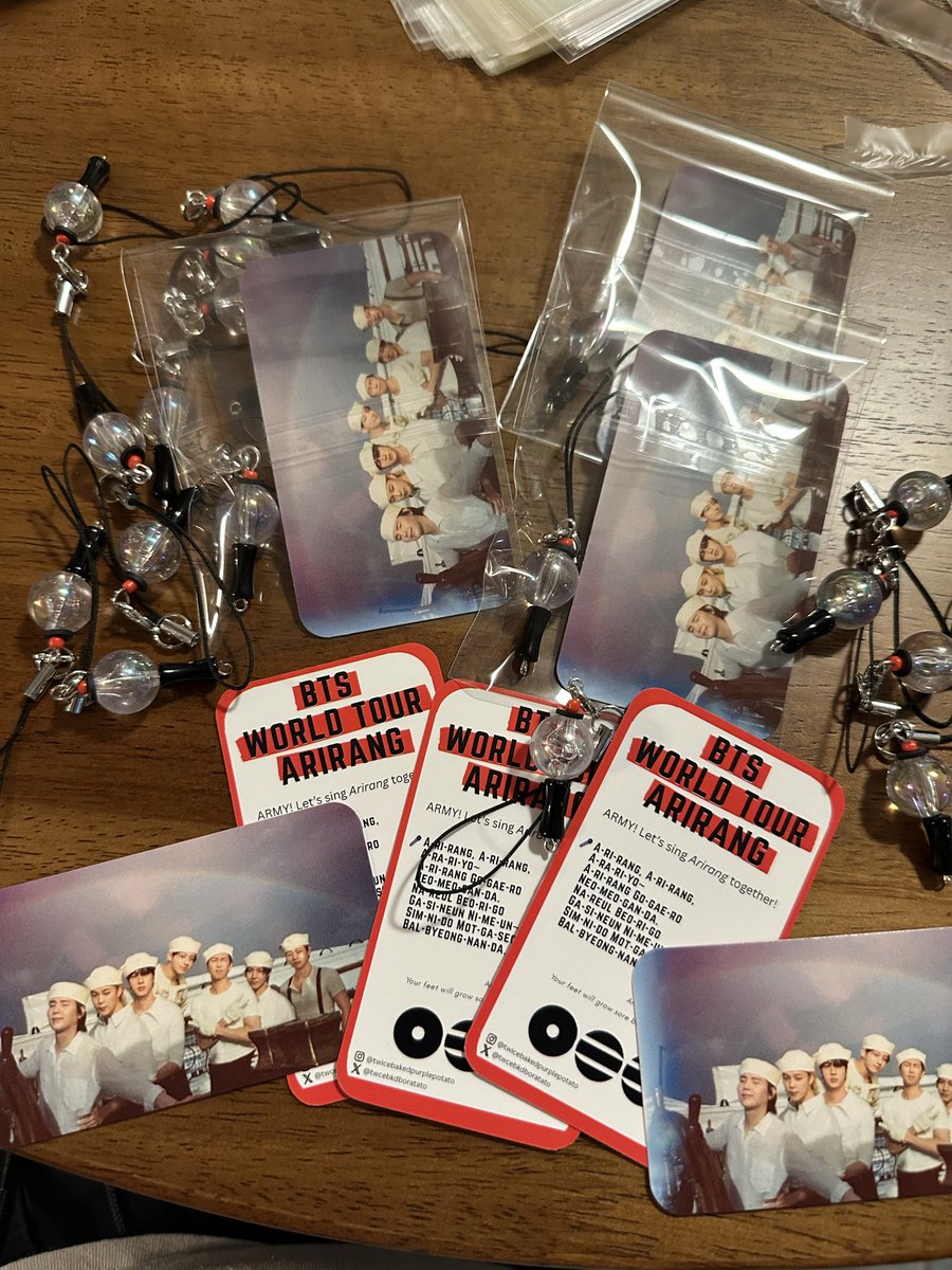 twcebkdboratato's tweet photo. Added a few ARMY Bomb charms to some of my freebies thanks to my friend!!

Hope to pass these out to some of you all this weekend and next week! 🤩💜 https://t.co/pA6nlDhksS