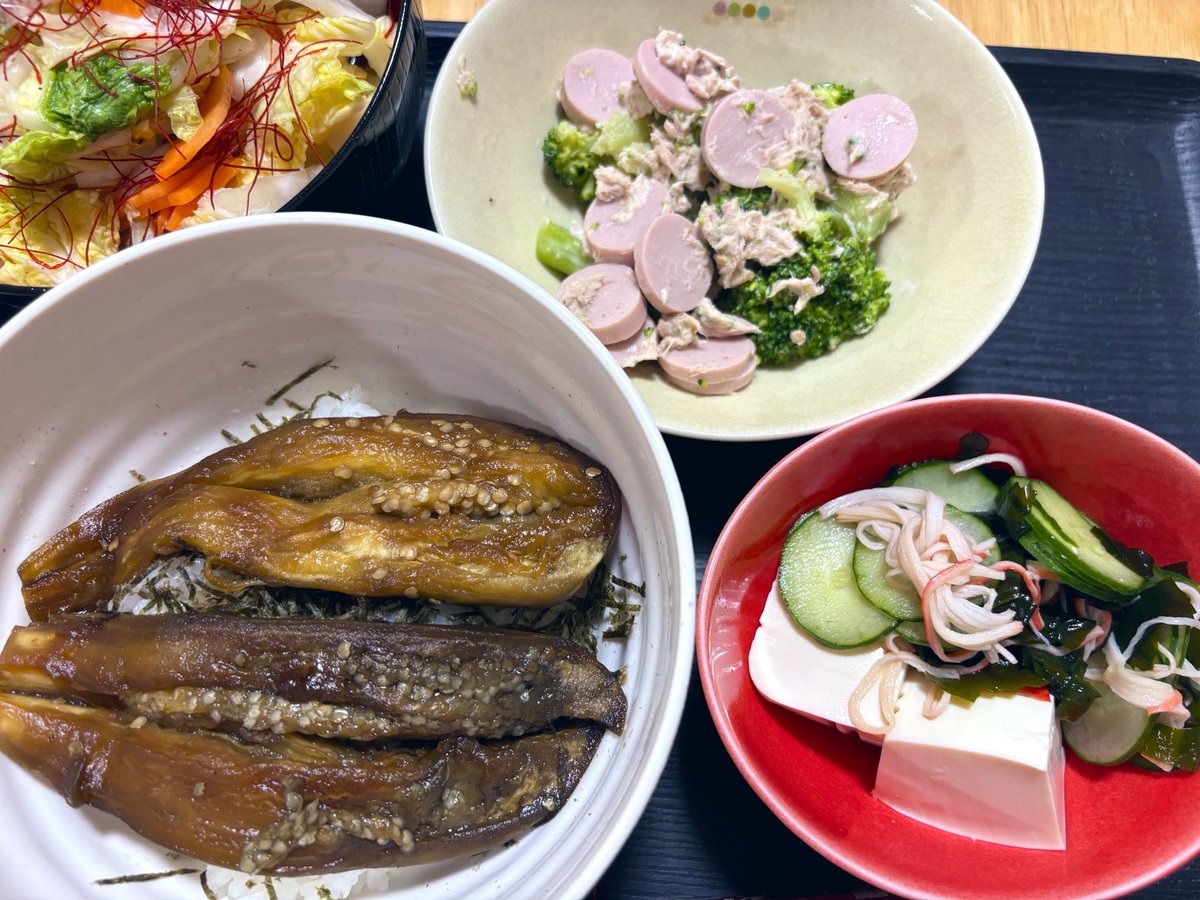 uruha824_sub's tweet photo. おゆはんとパパ飯🍚 https://t.co/zqVs0anvqJ