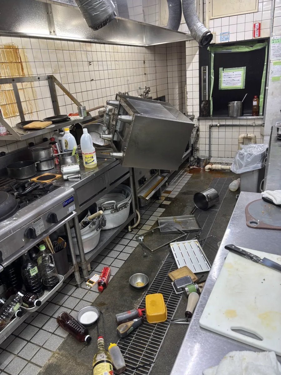 InfoYulax's tweet photo. おはようございます。
昨日の被災直後の館内の様子です。

地震時に館内にいたお客さま、
従業員も無事に避難いたしました。

繰り返しのお知らせになりますが、
本日も地震の影響で、
終日完全閉館となります。

引き続き余震が続いております。

安全第一でお過ごし下さい。

#湯らっくす https://t.co/CYz1287poy