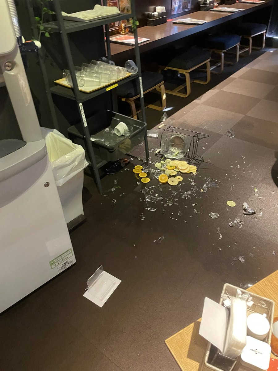 InfoYulax's tweet photo. おはようございます。
昨日の被災直後の館内の様子です。

地震時に館内にいたお客さま、
従業員も無事に避難いたしました。

繰り返しのお知らせになりますが、
本日も地震の影響で、
終日完全閉館となります。

引き続き余震が続いております。

安全第一でお過ごし下さい。

#湯らっくす https://t.co/CYz1287poy