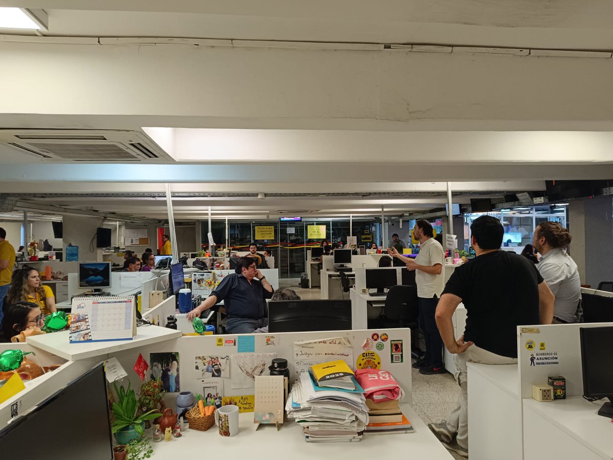 AbcPeriodistas's tweet photo. Entregamos dictamen jurídico sobre el artículo 29 del CCT

Hoy realizamos el quinto día de asamblea permanente en la redacción de ABC Color denunciando el incumplimiento del Contrato Colectivo de Trabajo (CCT) con el no reconocimiento del artículo 29. https://t.co/VmHiiZwpg5