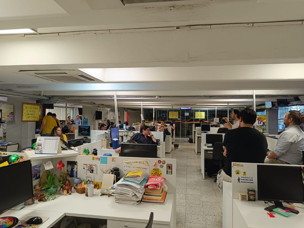 AbcPeriodistas's tweet photo. Entregamos dictamen jurídico sobre el artículo 29 del CCT

Hoy realizamos el quinto día de asamblea permanente en la redacción de ABC Color denunciando el incumplimiento del Contrato Colectivo de Trabajo (CCT) con el no reconocimiento del artículo 29. https://t.co/VmHiiZwpg5