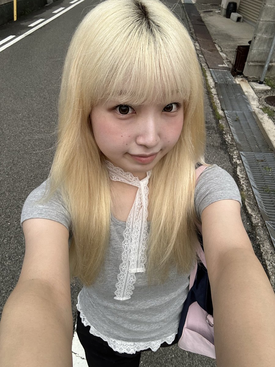 ayu__822's tweet photo. おはようございます☀️ ̖́-
髪下ろしてるのとポニーテールどっちが好きですか？😽💖
最近は暑すぎて髪結ぶ方が多め笑
 #学生ランウェイ #KCE https://t.co/dEbmf0UEak