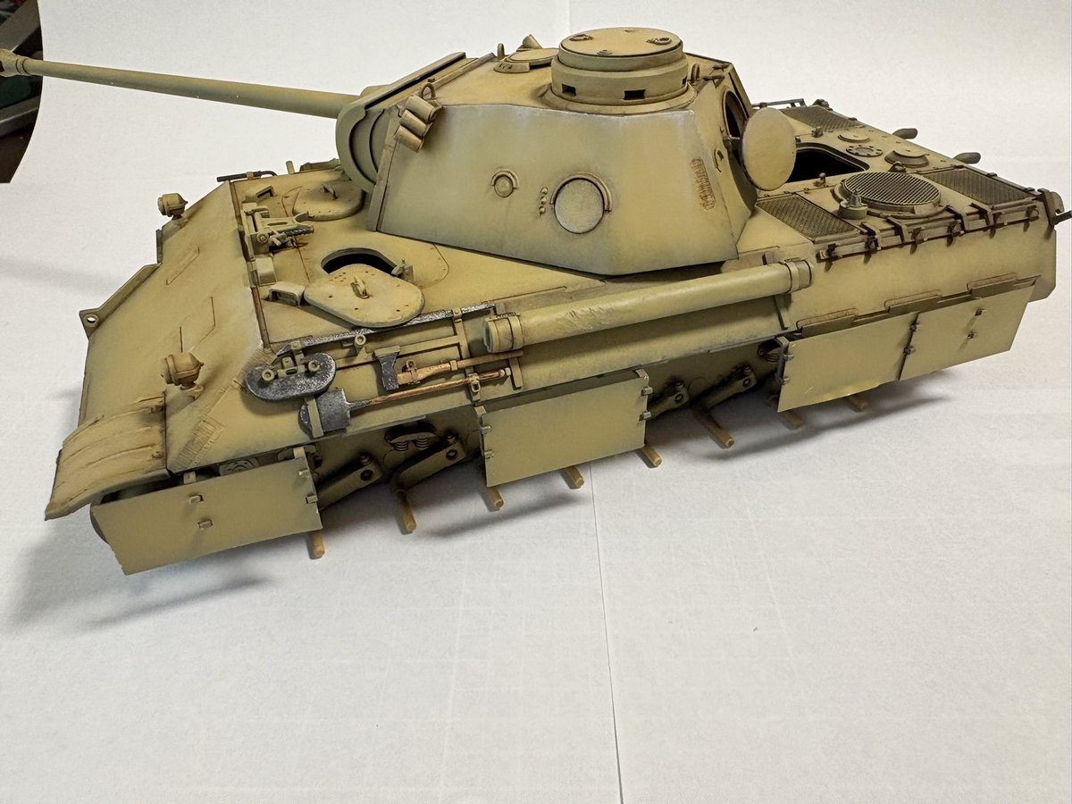 kou_0027's tweet photo. タミヤ1/35 パンターDを制作中。
敢えてDY単色でデカールも貼らず階調の僅かな変化を油彩で表現中。 https://t.co/Ovp64g23Va