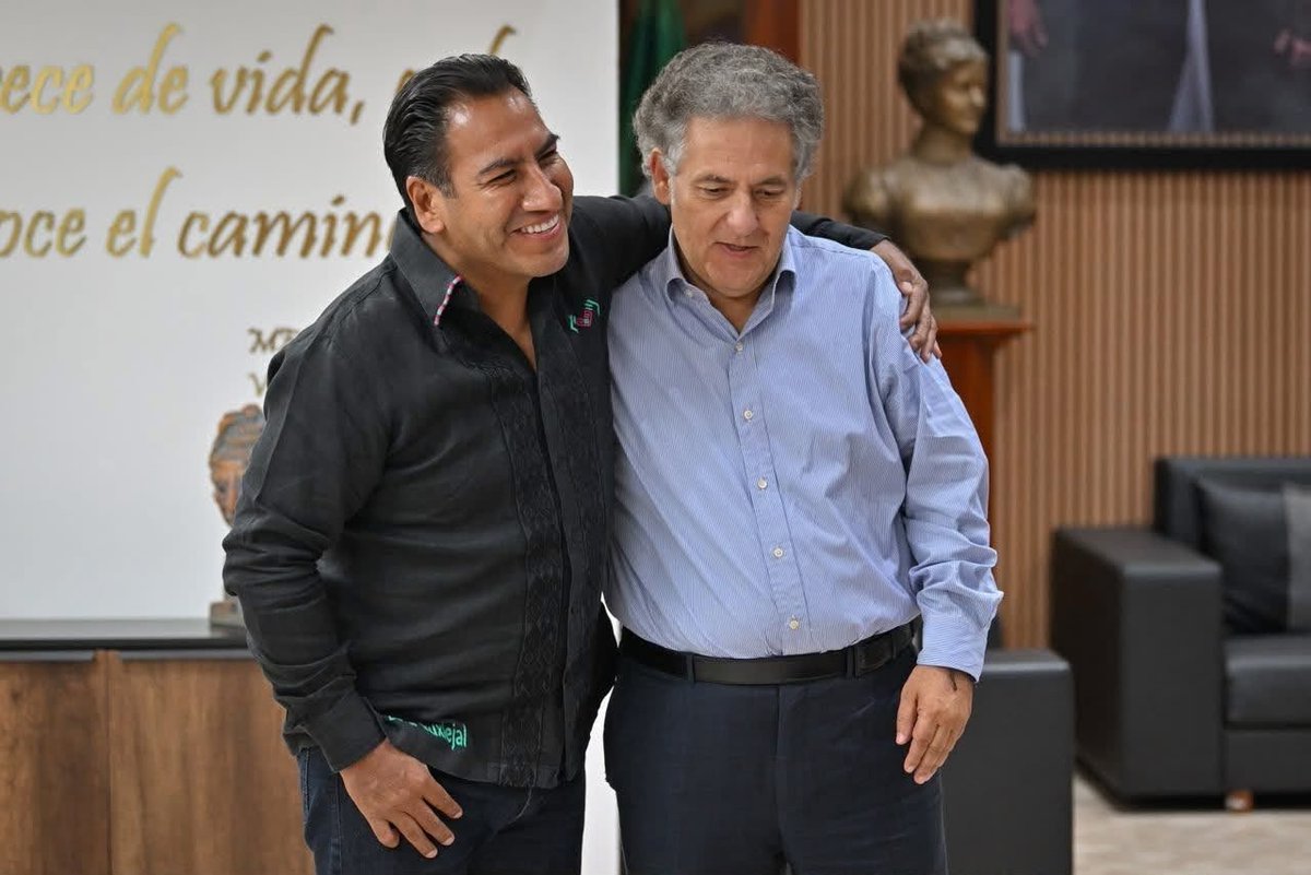 Juansabinesg's tweet photo. Después de 14 años regresé a Chiapas. Lo hice por una razón profundamente familiar: conocer a mi primer nieto, que nació en Tuxtla hace unos días.

Desde luego, como debe ser, le avisé a nuestro gobernador, Eduardo Ramírez Aguilar, quien generosamente nos recibió a Isabel y a mi en la sede del Poder Ejecutivo.

Chiapas tiene un gran gobernador que le ha devuelto al estado la paz, la gobernabilidad, la reconciliación y el desarrollo.

Es un gobernante humanista, neoestoico, creyente en Dios y en las personas; exigente consigo mismo y con su equipo, concentrado en Gobernar y de una alta  generosidad política que sabe que la reconciliación fortalece, no debilita.

Los grandes gobernadores no necesitan dividir para gobernar. Unen, convocan, escuchan y construyen. Eduardo Ramírez lo está haciendo y, por eso, hoy es el mejor gobernador del país.

Platicamos de cuando coincidimos, él como presidente municipal y yo como gobernador.

Entre 2007 y 2010 coincidimos con una generación extraordinaria de presidentes municipales: Jaime Valls en Tuxtla, Cheque Orduña en Tapachula y Eduardo en Comitán.

Eduardo hizo un gran gobierno municipal. Logró construir el nuevo hospital sin cerrar el anterior, creó el Parque Ya'Ax Ná, impulsó el Planetario de Comitán, dignificó el centro histórico, atrajo inversión, un centro comercial y salas de cine, y sentó las bases para que Comitán obtuviera el nombramiento de Pueblo Mágico.

Desde entonces tenía muy claro que sería gobernador de Chiapas.

Nos conocemos desde hace 25 años y nunca tuvimos una diferencia. Hoy me siento profundamente orgulloso de nuestro gobernador. Siempre respaldaré a quien gobierne bien a Chiapas, porque por encima de todo está nuestro estado.

No vine antes, primero, porque así se lo ofrecí a mi sucesor. Después, porque no me nacía volver por la tristeza de ver cómo estaba nuestro amado Chiapas. Hoy encuentro un estado muy distinto: en paz, reconciliado y bien gobernado.

No regresé a hacer política electoral. No busco cargos, candidaturas ni posiciones para mí ni para mis hijos en Chiapas. Descártennos.

Los exgobernadores ya cumplimos nuestro ciclo. Hoy nos toca reconocer cuando las cosas se hacen bien y respaldar, sin mezquindades, a quien está entregando buenos resultados.

También tuve la alegría de saludar a mi querido amigo Monseñor Felipe Aguirre Franco, un hombre bueno que durante toda su vida ha trabajado por la paz, la fe y los valores que unen a los chiapanecos. Fue el confesor de mi padre, ha sido muy cercano a mi familia y quería presentarle a mi nieto, Juanito. 

Ahí tuve también el honor de conocer al Arzobispo de Tuxtla, Monseñor Francisco González González, con quien recordamos la construcción del Glorioso Cristo de Chiapas, una obra que impulsé durante mi gobierno en Copoya y que, con el paso de los años, se ha convertido en un símbolo de fe, identidad y orgullo para los chiapanecos.

En los Tacos de Comisión, mi última escala antes de salir de Chiapas hace 14 años, coincidí con el presidente municipal de Tuxtla, Ángel Torres, a quien agradecí el gesto que tuvo, junto con el gobernador, de dignificar el lugar donde descansan los restos de mi padre.

Durante estos días volví a caminar por lugares que extrañaba. Gracias a todas las personas que me regalaron un saludo, un abrazo o una fotografía. Recibo ese cariño con humildad y con enorme gratitud.

A los chiapanecos nos corresponde cerrar heridas, dejar atrás las divisiones y caminar juntos por Chiapas. No hay mejor manera de demostrar amor por nuestra tierra que contribuir, cada quien desde su espacio, a que a nuestro estado le vaya bien.

Que Dios bendiga a Chiapas.