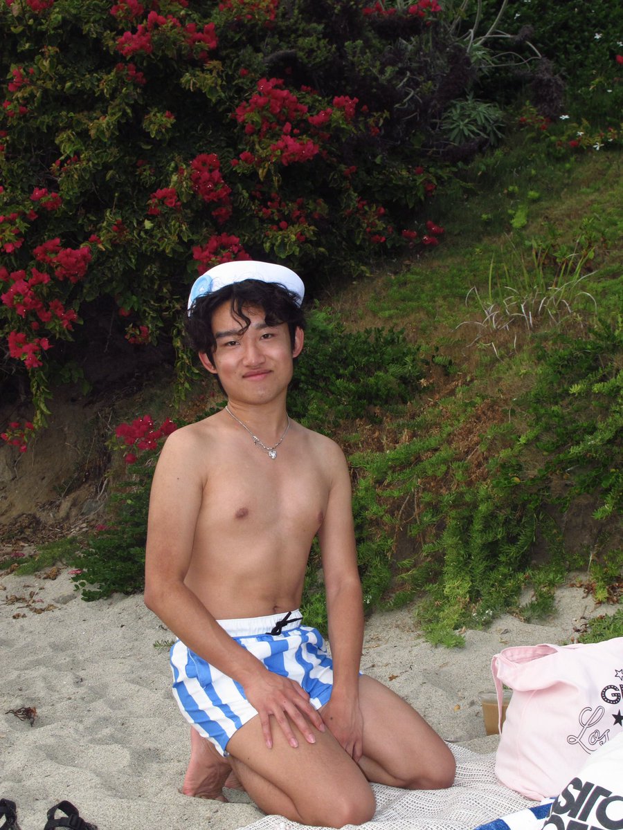 seanniemoon's tweet photo. 🌺 sean on the beach 🏝️ https://t.co/ojopkLi9eO