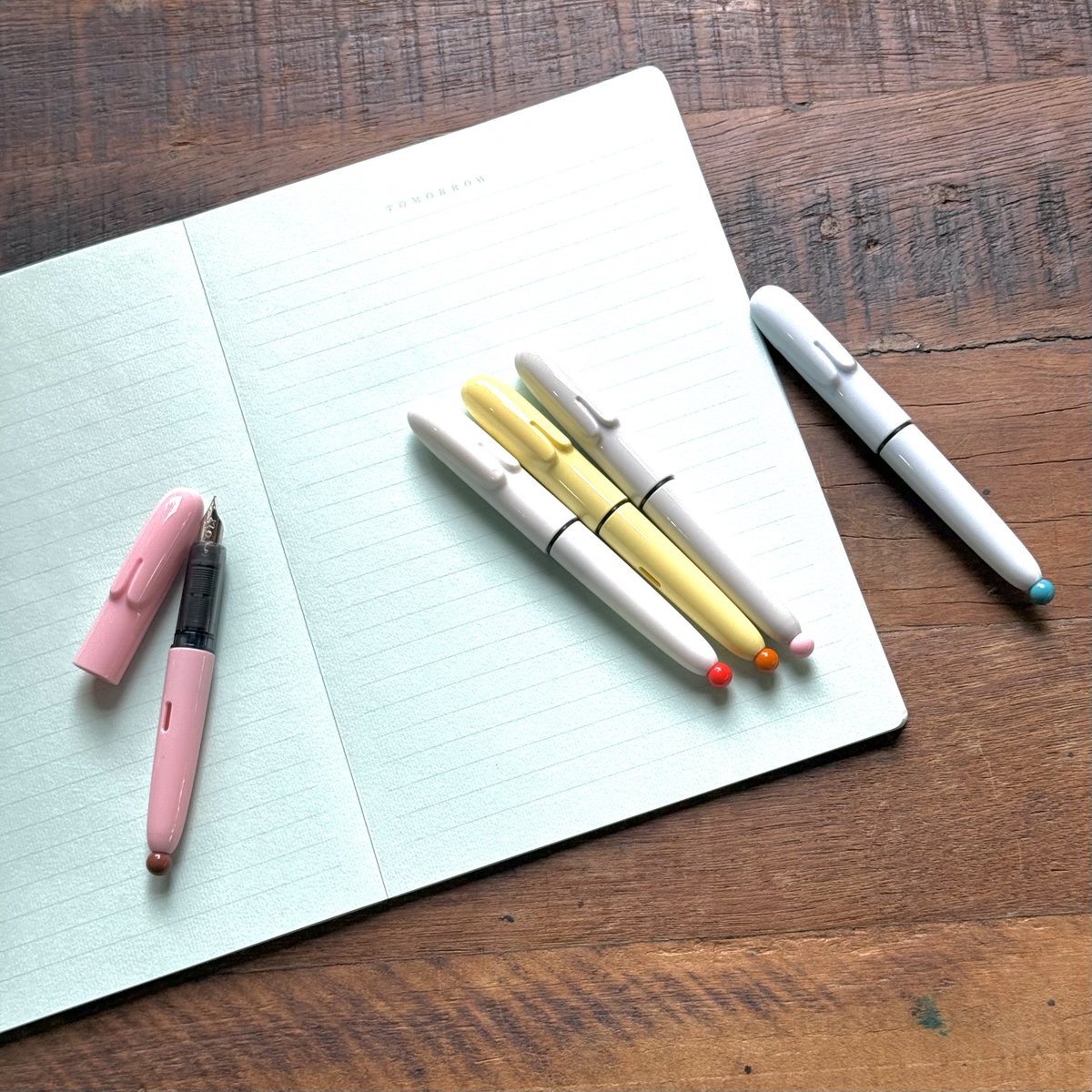 Penlife_Rakuten's tweet photo. ✨️新商品入荷のご案内✨️
国内未販売!
PLATINUMリトルラビット万年筆
ウサギちゃんの形をしたマカロンカラーのちょっと小さめな万年筆です🖋️
#万年筆 #PENLIFE https://t.co/CS4DsQwaho