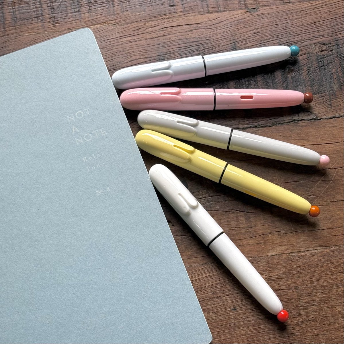 Penlife_Rakuten's tweet photo. ✨️新商品入荷のご案内✨️
国内未販売!
PLATINUMリトルラビット万年筆
ウサギちゃんの形をしたマカロンカラーのちょっと小さめな万年筆です🖋️
#万年筆 #PENLIFE https://t.co/CS4DsQwaho