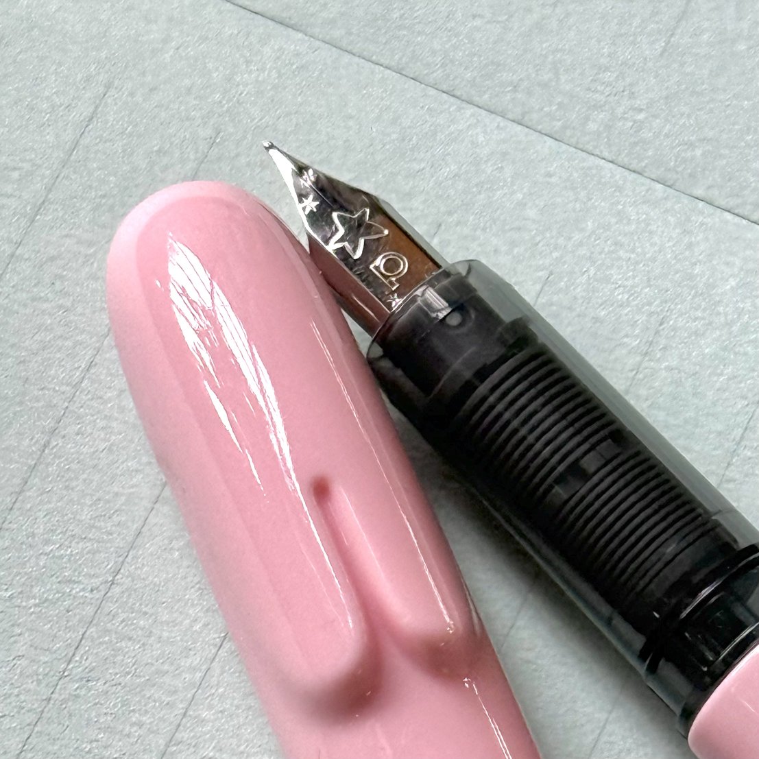 Penlife_Rakuten's tweet photo. ✨️新商品入荷のご案内✨️
国内未販売!
PLATINUMリトルラビット万年筆
ウサギちゃんの形をしたマカロンカラーのちょっと小さめな万年筆です🖋️
#万年筆 #PENLIFE https://t.co/CS4DsQwaho