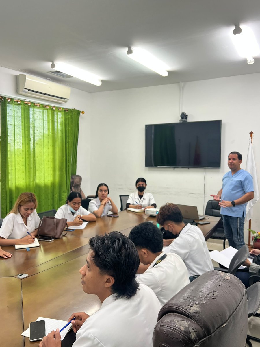 cubacooperaTLbc's tweet photo. El Dr. Yasel Bello, Esp en Ortopedia y Traumatología de la #BMCTL brinda docencia a los estudiantes de 5to año de la #ESM del Núcleo Docente Baucau fortaleciendo el proceso docente educativo porque #CubaCoopera #CubaSalva #CubaPorLaSalud https://t.co/CWJ1RRzHl4