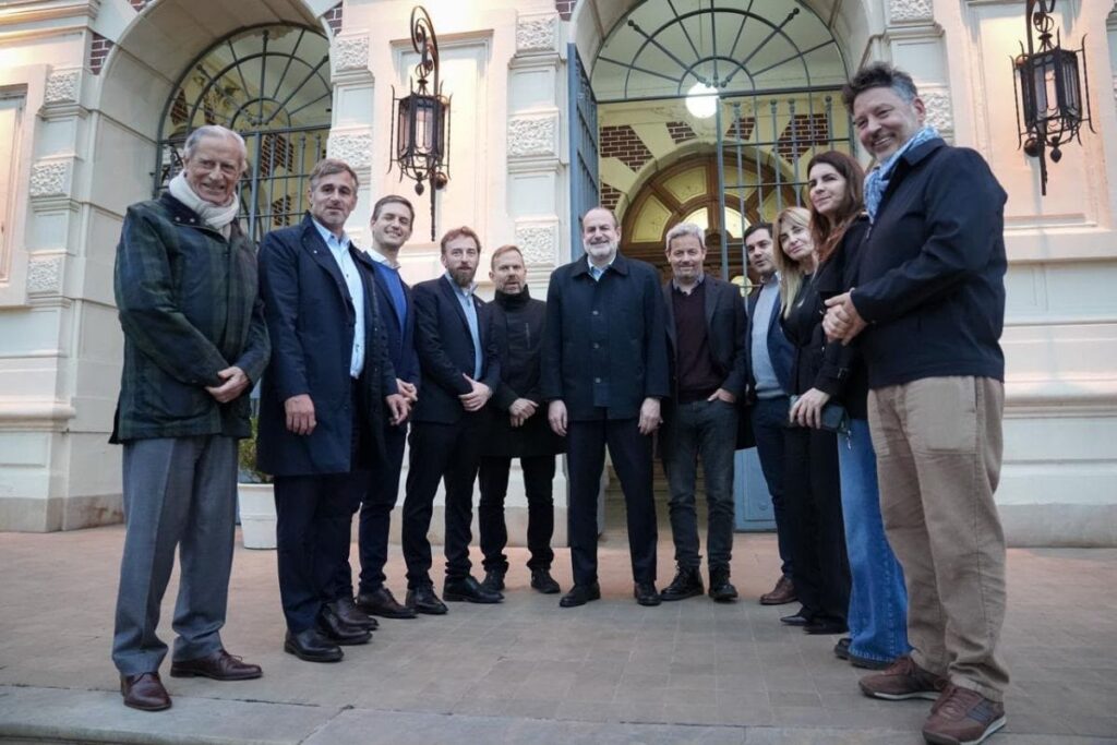 QuorumARG's tweet photo. EL 11 INICIAL | Nació la "Liga de Intendentes" y busca sentarse a la mesa del peronismo de cara al 2027. 

Los jefes comunales se abroquelan para pedir pista y reclamar. 
🔗 https://t.co/ub7Ta2yV80 https://t.co/EsWeSCJ6ZN