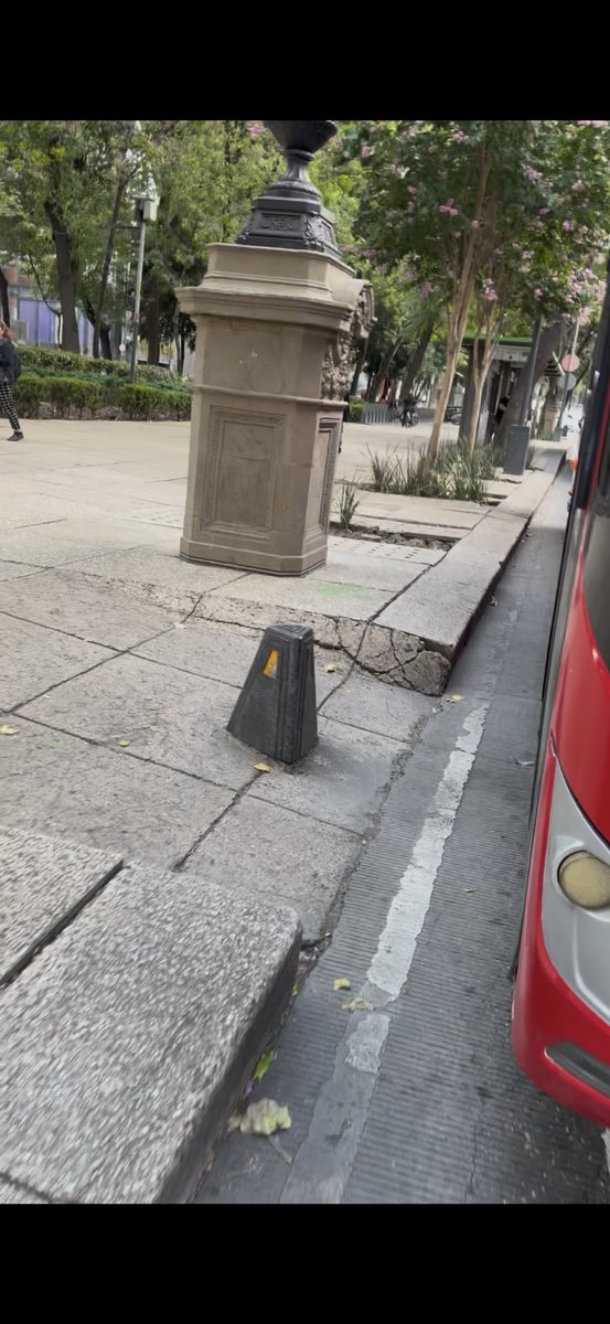 javiermalagon's tweet photo. Vengo con un menor este operador de @LaSEMOVI @MetrobusCDMX dice con toda la concha del mundo que lo reporte por tapar la rampa de acceso peatonal al fin que no pasa nada. https://t.co/L8N1flAjtY