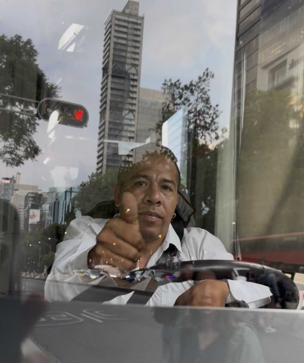 javiermalagon's tweet photo. Vengo con un menor este operador de @LaSEMOVI @MetrobusCDMX dice con toda la concha del mundo que lo reporte por tapar la rampa de acceso peatonal al fin que no pasa nada. https://t.co/L8N1flAjtY