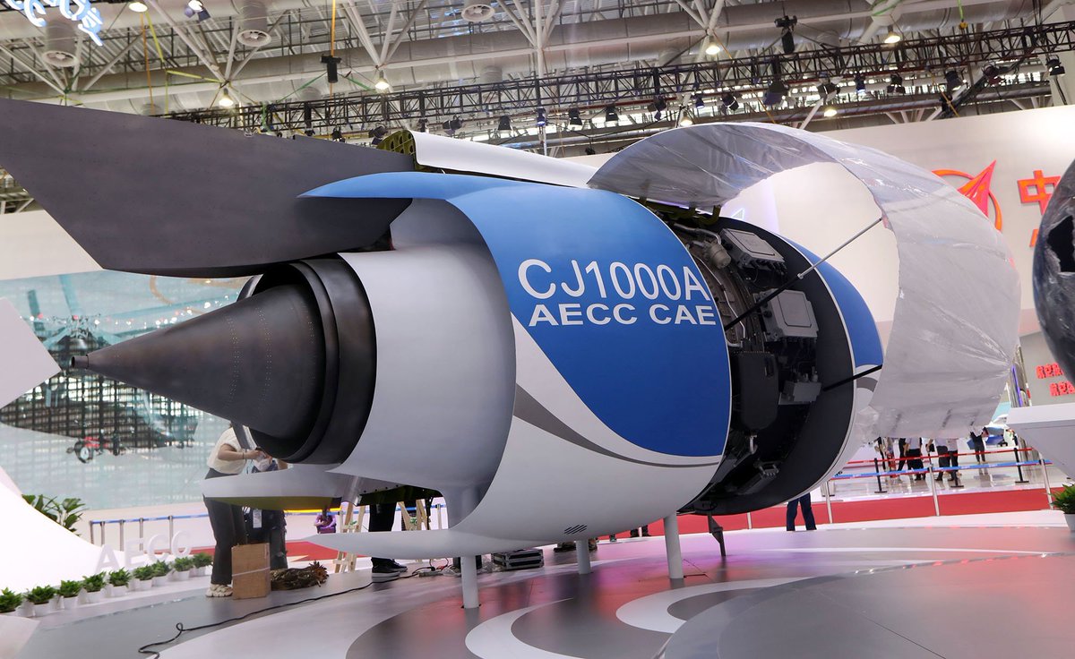 AvelinoReAu's tweet photo. Vamos lá fazer a engenharia reversa da turbina... é muito simples.

Você pega uma pá dessa turbina e coloca em um XRF pra saber a composição. Descobre que ela quase toda composta de níquel e tem uns 3% de rênio, um elemento raro, muito denso com ponto de fusão de 3.186ºC, o terceiro maior dos elementos, perdendo apenas para o carbono e tungstênio. Rênio é um dos elementos mais duros também.

Como você faz para refinar rênio? Ele tem uns oito estados de oxidação. É um dos elementos mais raros do planeta, obtido em quantidades minúsculas como subproduto de outro tipo de minério.

Como você faz pra vazar essa superliga de níquel com o rênio já dissolvido, em vácuo, controlando a solidificação átomo a átomo, sem contaminar a composição nem introduzir defeito na estrutura cristalina?

Como você vai fundir, tornear, usinar essa pá para que ela tenha esse formato? (na realidade são fundidas em um monocristal, do mesmo jeito que o silício).

A temperatura do gás em volta da turbina é de cerca de 1.700ºC, mas se o ponto de fusão do níquel é de 1455 °C por que a turbina não derrete quando o avião voa?

A pá da turbina não é maciça e possui vários microfurinhos para resfriamento. Como você faz esses furinhos? Como você projeta o local onde eles vão estar? Como faz pra passar o gás frio dentro dele?

Como você faz o revestimento de zircônia que isola o metal?

Como você deixa todo esse processo super confiável pra turbina não quebrar, trincar, sendo que ela vai girar a mais de 10.000 RPM, com 1700ºC, incandescente, bombardeada por um jato quente em alta velocidade, a múltiplas altitudes, condições esquenta-esfria, sem parar, com fadiga térmica, corrosão, oxidação, carga centrífuga, tudo ao mesmo tempo?

Isso é só a pá da turbina. Talvez tenha esquecido de algo. Tem todo o resto ainda.