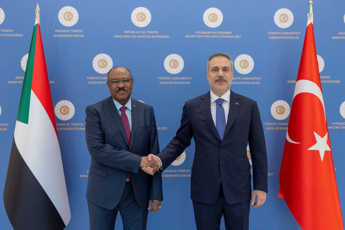 MofaSudan's tweet photo. جمهورية السودان
وزارة الخارجية والتعاون الدولي
مكتب الناطق الرسمي وإدارة الإعلام
خبر  صحفي

وزير الخارجية والتعاون الدولي يلتقي نظيره التركي في أنقرة ويوقعان مذكرة تفاهم للتعاون في مجال التدريب الدبلوماسي

التقى معالي السفير محيي الدين سالم أحمد إبراهيم، وزير الخارجية والتعاون الدولي، اليوم بالعاصمة التركية أنقرة، معالي السيد هاكان فيدان، وزير خارجية الجمهورية التركية، وذلك في إطار الزيارة الرسمية التي يقوم بها معاليه إلى تركيا خلال الفترة من 28 إلى 29 يوليو 2026م.

وعقد الجانبان جلسة مباحثات تناولت العلاقات الثنائية المتميزة بين جمهورية السودان والجمهورية التركية، وسبل تعزيزها وتطويرها بما يخدم المصالح المشتركة للبلدين. 

وأعرب الوزيران عن اعتزازهما بالمستوى المتقدم الذي بلغته العلاقات السودانية–التركية، مؤكدين أهمية مواصلة العمل لتوسيع مجالات التعاون، خاصة في القطاعات الاقتصادية والتجارية والاستثمارية، والطاقة والتعدين والزراعة والتعليم والثقافة، إلى جانب بناء القدرات والتدريب وتبادل الخبرات بين مؤسسات البلدين.

واستعرض معالي الوزير تطورات الأوضاع في السودان، والجهود التي تبذلها الدولة لاستعادة الأمن والاستقرار، وحماية سيادة البلاد ووحدتها وسلامة أراضيها، وتهيئة الظروف اللازمة لإعادة الإعمار وعودة مؤسسات الدولة إلى أداء مهامها بصورة طبيعية.

وأعرب معاليه عن تقدير السودان للمواقف التركية الداعمة لسيادته ووحدته ومؤسساته الوطنية، وللمساعدات الإنسانية التي قدمتها تركيا للشعب السوداني، مؤكداً تطلع السودان إلى تعزيز مشاركة المؤسسات الحكومية والقطاع الخاص والمنظمات التركية في مشروعات التعافي وإعادة الإعمار والتنمية خلال المرحلة المقبلة.

من جانبه، جدد وزير الخارجية التركي موقف بلاده الداعم لوحدة السودان وسيادته وسلامة أراضيه، وأكد استمرار تركيا في مساندة الجهود الرامية إلى تحقيق السلام والاستقرار، ومواصلة تقديم الدعم الإنساني، وتعزيز التعاون مع السودان في مختلف المجالات.

وتبادل الوزيران وجهات النظر بشأن عدد من القضايا الإقليمية والدولية ذات الاهتمام المشترك، بما في ذلك التطورات في منطقة القرن الأفريقي والبحر الأحمر، وقضايا الأمن والاستقرار الإقليمي، والتحديات الإنسانية والأمنية الناجمة عن النزاعات وانتشار السلاح والجماعات المسلحة، مؤكدين أهمية الحوار والتنسيق والتعاون بين دول المنطقة لمعالجة هذه التحديات.

وعلى هامش اللقاء، وقع الجانبان مذكرة تفاهم للتعاون بين الأكاديمية الدبلوماسية بوزارة خارجية الجمهورية التركية والمعهد الدبلوماسي بوزارة الخارجية والتعاون الدولي بجمهورية السودان، تهدف إلى تعزيز التعاون في مجالات التدريب والتأهيل الدبلوماسي، وتبادل الخبرات والبرامج والمناهج، وتنظيم الدورات التدريبية والندوات والمحاضرات والأنشطة المشتركة، بما يسهم في تطوير قدرات الكوادر الدبلوماسية في البلدين.

واتفق الجانبان على مواصلة التنسيق والتشاور بشأن القضايا الثنائية والإقليمية والدولية، والعمل على تعزيز الشراكة الاستراتيجية بين السودان وتركيا والارتقاء بها إلى آفاق أوسع.

صدر في  يوم الثلاثاء   الموافق ٢٨  يوليو ٢٠٢٦
٢٦/١٠٠