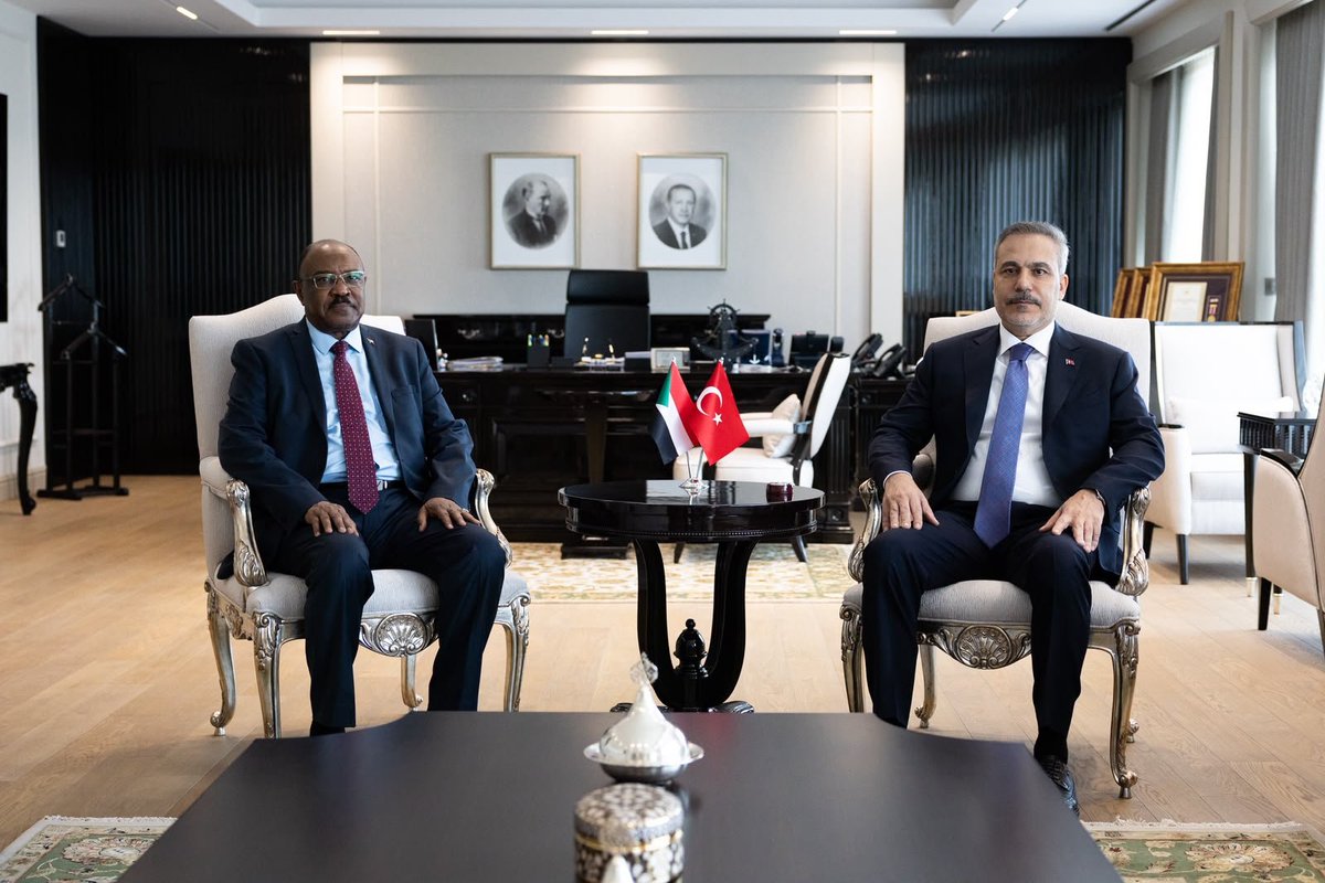 MofaSudan's tweet photo. جمهورية السودان
وزارة الخارجية والتعاون الدولي
مكتب الناطق الرسمي وإدارة الإعلام
خبر  صحفي

وزير الخارجية والتعاون الدولي يلتقي نظيره التركي في أنقرة ويوقعان مذكرة تفاهم للتعاون في مجال التدريب الدبلوماسي

التقى معالي السفير محيي الدين سالم أحمد إبراهيم، وزير الخارجية والتعاون الدولي، اليوم بالعاصمة التركية أنقرة، معالي السيد هاكان فيدان، وزير خارجية الجمهورية التركية، وذلك في إطار الزيارة الرسمية التي يقوم بها معاليه إلى تركيا خلال الفترة من 28 إلى 29 يوليو 2026م.

وعقد الجانبان جلسة مباحثات تناولت العلاقات الثنائية المتميزة بين جمهورية السودان والجمهورية التركية، وسبل تعزيزها وتطويرها بما يخدم المصالح المشتركة للبلدين. 

وأعرب الوزيران عن اعتزازهما بالمستوى المتقدم الذي بلغته العلاقات السودانية–التركية، مؤكدين أهمية مواصلة العمل لتوسيع مجالات التعاون، خاصة في القطاعات الاقتصادية والتجارية والاستثمارية، والطاقة والتعدين والزراعة والتعليم والثقافة، إلى جانب بناء القدرات والتدريب وتبادل الخبرات بين مؤسسات البلدين.

واستعرض معالي الوزير تطورات الأوضاع في السودان، والجهود التي تبذلها الدولة لاستعادة الأمن والاستقرار، وحماية سيادة البلاد ووحدتها وسلامة أراضيها، وتهيئة الظروف اللازمة لإعادة الإعمار وعودة مؤسسات الدولة إلى أداء مهامها بصورة طبيعية.

وأعرب معاليه عن تقدير السودان للمواقف التركية الداعمة لسيادته ووحدته ومؤسساته الوطنية، وللمساعدات الإنسانية التي قدمتها تركيا للشعب السوداني، مؤكداً تطلع السودان إلى تعزيز مشاركة المؤسسات الحكومية والقطاع الخاص والمنظمات التركية في مشروعات التعافي وإعادة الإعمار والتنمية خلال المرحلة المقبلة.

من جانبه، جدد وزير الخارجية التركي موقف بلاده الداعم لوحدة السودان وسيادته وسلامة أراضيه، وأكد استمرار تركيا في مساندة الجهود الرامية إلى تحقيق السلام والاستقرار، ومواصلة تقديم الدعم الإنساني، وتعزيز التعاون مع السودان في مختلف المجالات.

وتبادل الوزيران وجهات النظر بشأن عدد من القضايا الإقليمية والدولية ذات الاهتمام المشترك، بما في ذلك التطورات في منطقة القرن الأفريقي والبحر الأحمر، وقضايا الأمن والاستقرار الإقليمي، والتحديات الإنسانية والأمنية الناجمة عن النزاعات وانتشار السلاح والجماعات المسلحة، مؤكدين أهمية الحوار والتنسيق والتعاون بين دول المنطقة لمعالجة هذه التحديات.

وعلى هامش اللقاء، وقع الجانبان مذكرة تفاهم للتعاون بين الأكاديمية الدبلوماسية بوزارة خارجية الجمهورية التركية والمعهد الدبلوماسي بوزارة الخارجية والتعاون الدولي بجمهورية السودان، تهدف إلى تعزيز التعاون في مجالات التدريب والتأهيل الدبلوماسي، وتبادل الخبرات والبرامج والمناهج، وتنظيم الدورات التدريبية والندوات والمحاضرات والأنشطة المشتركة، بما يسهم في تطوير قدرات الكوادر الدبلوماسية في البلدين.

واتفق الجانبان على مواصلة التنسيق والتشاور بشأن القضايا الثنائية والإقليمية والدولية، والعمل على تعزيز الشراكة الاستراتيجية بين السودان وتركيا والارتقاء بها إلى آفاق أوسع.

صدر في  يوم الثلاثاء   الموافق ٢٨  يوليو ٢٠٢٦
٢٦/١٠٠
