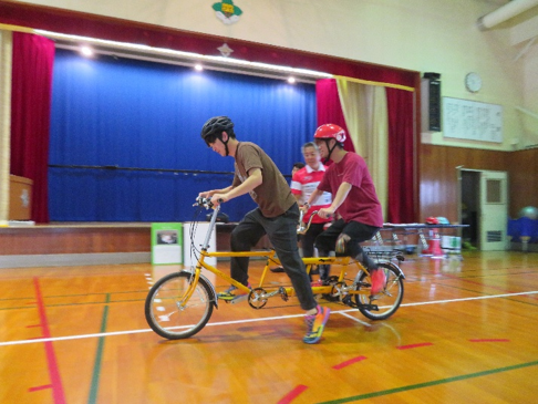 obihiromou's tweet photo. 日本パラサイクル連盟の選手の方々が来校され、パラサイクル競技についての体験会をしてくださいました。タンデム自転車に実際に乗らせていただき、操作の難しさや2人で乗る楽しさなどを体験することができました。
＃帯広　＃盲学校　＃視覚障がい　＃パラサイクル　＃体験　＃タンデム自転車 https://t.co/ID9a79zITo