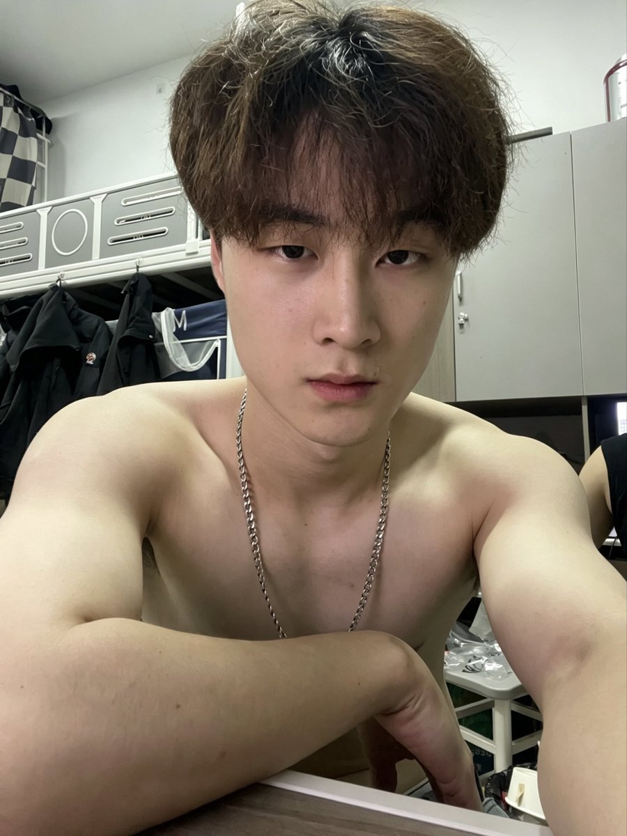 Hu050806's tweet photo. 纯素颜 感觉自己有一点丑… https://t.co/9upSXCwkhl