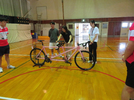 obihiromou's tweet photo. 日本パラサイクル連盟の選手の方々が来校され、パラサイクル競技についての体験会をしてくださいました。タンデム自転車に実際に乗らせていただき、操作の難しさや2人で乗る楽しさなどを体験することができました。
＃帯広　＃盲学校　＃視覚障がい　＃パラサイクル　＃体験　＃タンデム自転車 https://t.co/ID9a79zITo