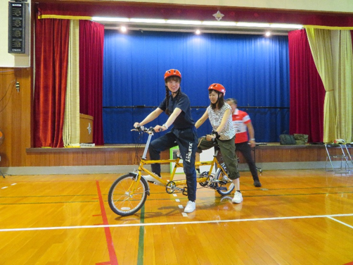 obihiromou's tweet photo. 日本パラサイクル連盟の選手の方々が来校され、パラサイクル競技についての体験会をしてくださいました。タンデム自転車に実際に乗らせていただき、操作の難しさや2人で乗る楽しさなどを体験することができました。
＃帯広　＃盲学校　＃視覚障がい　＃パラサイクル　＃体験　＃タンデム自転車 https://t.co/ID9a79zITo