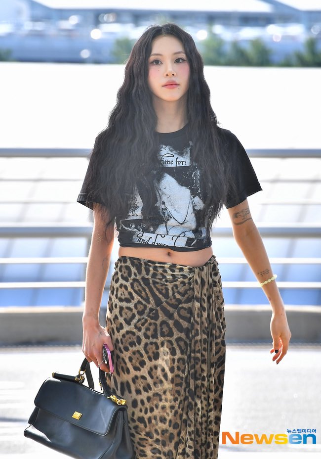 twicepopbase's tweet photo. CHAEYOUNG heading to Malaysia today. https://t.co/xVfzYFnm6Q