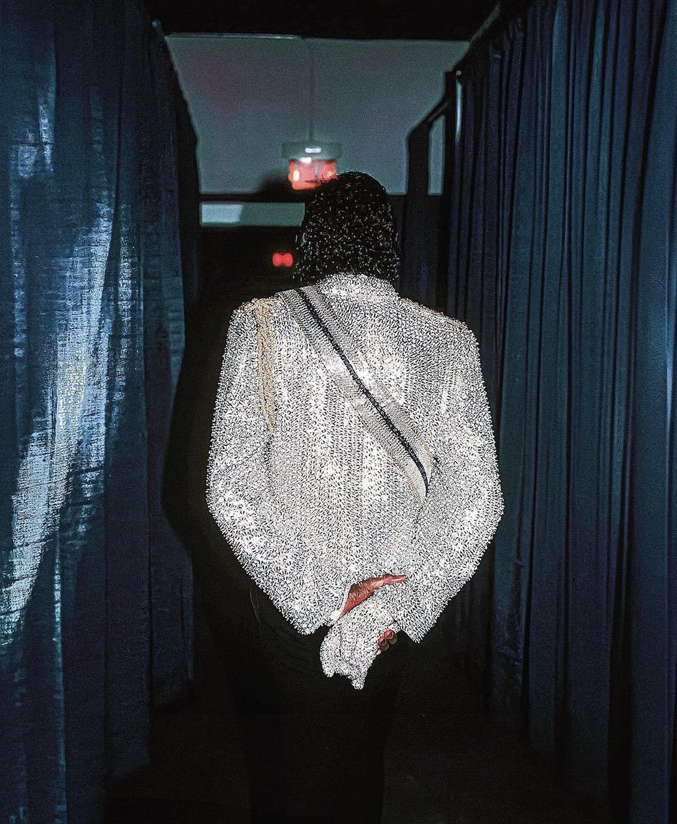 ALegendCalledMJ's tweet photo. Greatest performer of all time..

Guess Who.. https://t.co/85rYsMm9Un