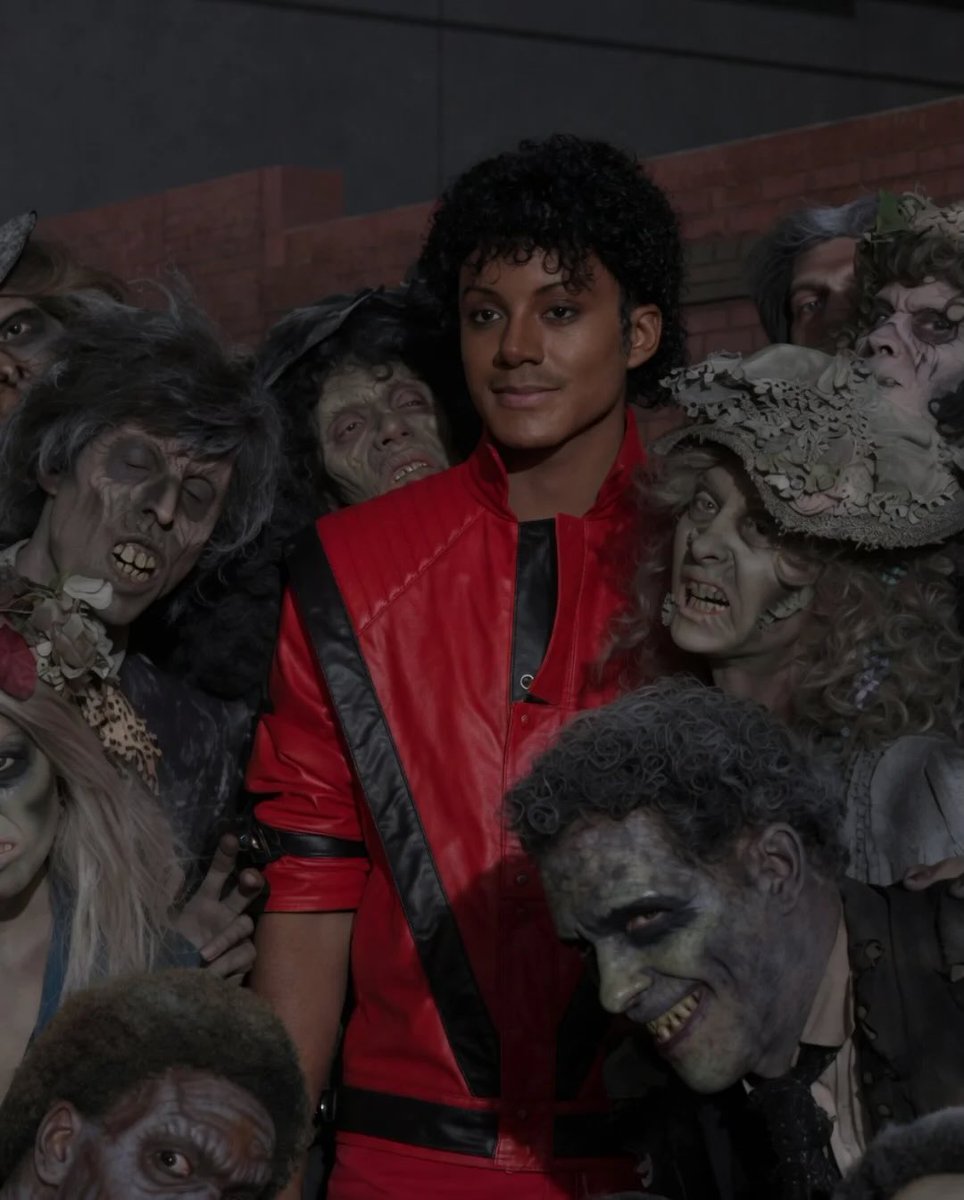 mjBeats's tweet photo. 🎬🧟‍♂️ Jaafar Jackson durante as filmagens da recriação de "Thriller" para a cinebiografia MICHAEL. 🐺🌕

👑 Mais do que uma homenagem, a cena representa o cuidado da produção em reviver um dos capítulos mais icônicos da carreira do Rei do Pop, apresentando essa obra-prima a uma nova geração de fãs.