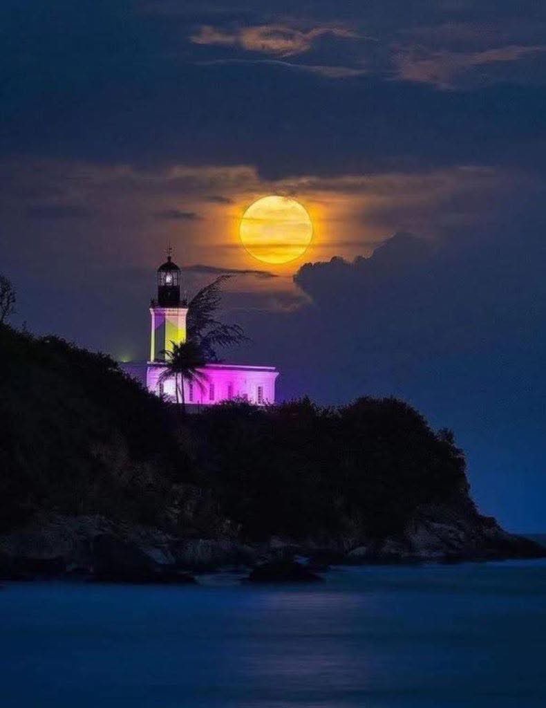 ManuelRoldanPR's tweet photo. Anochecer en el Faro Punta Tuna en Maunabo, unos de los barrios costeros de San Lorenzo 💚💪🏽🇵🇷 https://t.co/02H8rQn5hn