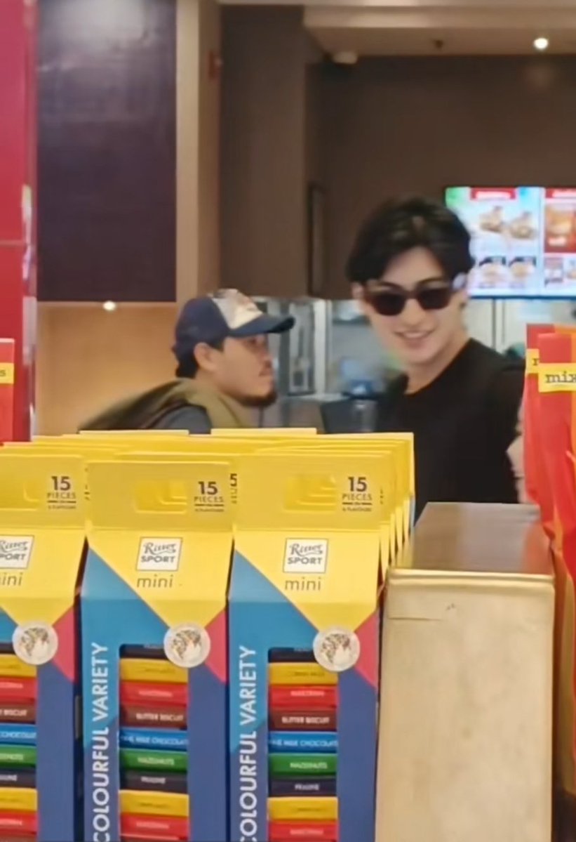 _loveadrheiz's tweet photo. UY SA JOLLIBEE 👀
.
.
.
. 
at Cebu Airport (last year) https://t.co/obsUGF3ib7