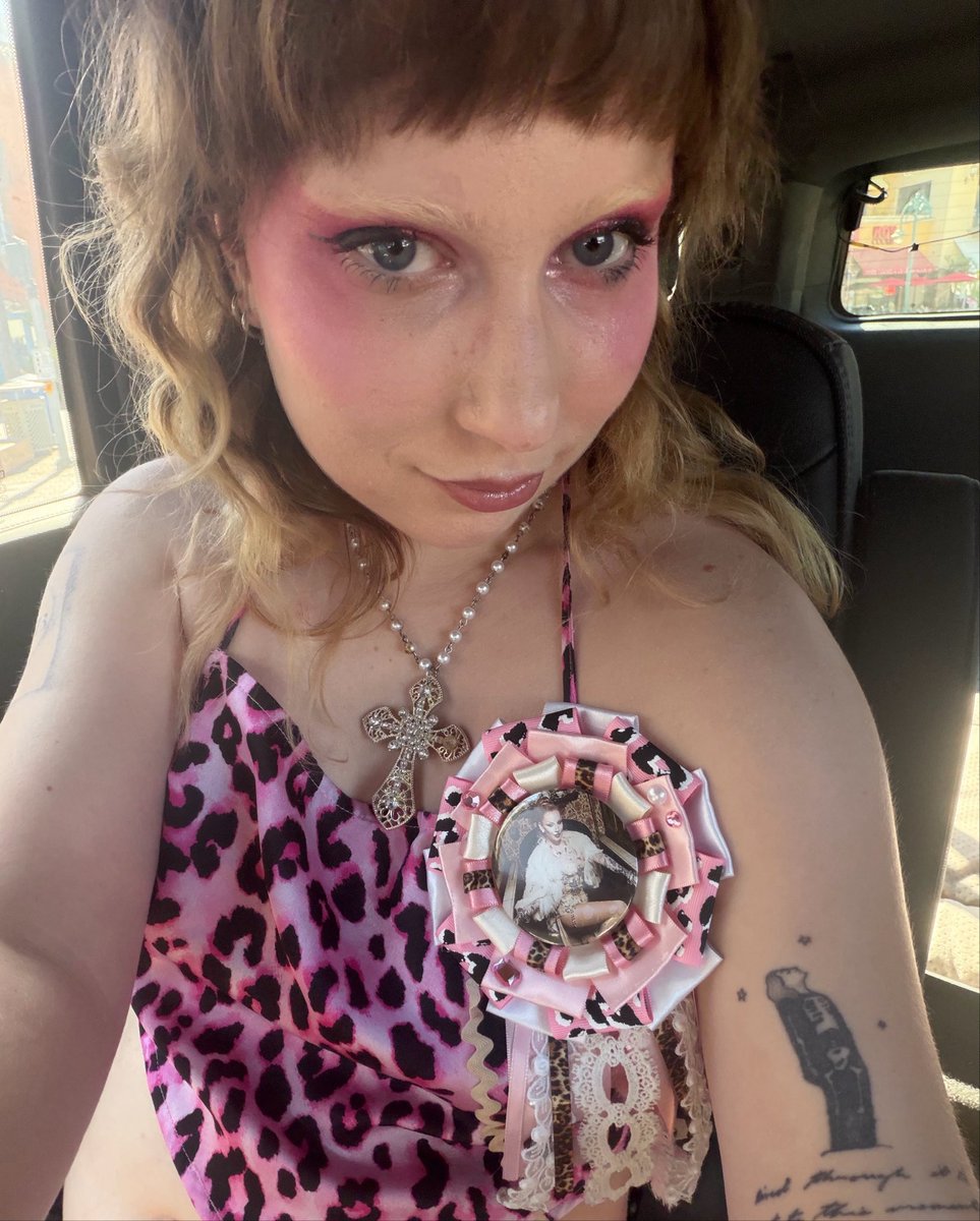 dayascodyke's tweet photo. ready to meet the marvelous miss gender w/ holly's ribbon 💗💒 ily @2birdies1stone https://t.co/V9mMkgjbj1