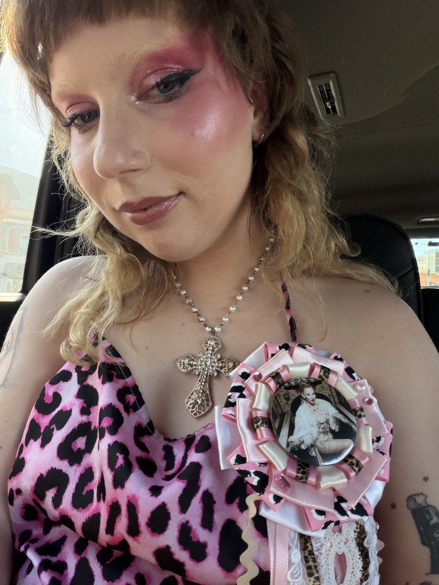 dayascodyke's tweet photo. ready to meet the marvelous miss gender w/ holly's ribbon 💗💒 ily @2birdies1stone https://t.co/V9mMkgjbj1