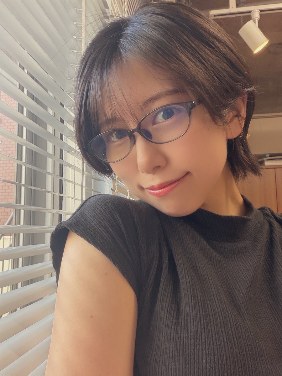 zukyuuuun_93's tweet photo. おはよう
お仕事時は眼鏡です
目、すぐ疲れるので守るべき。 https://t.co/61ONdCjpiU