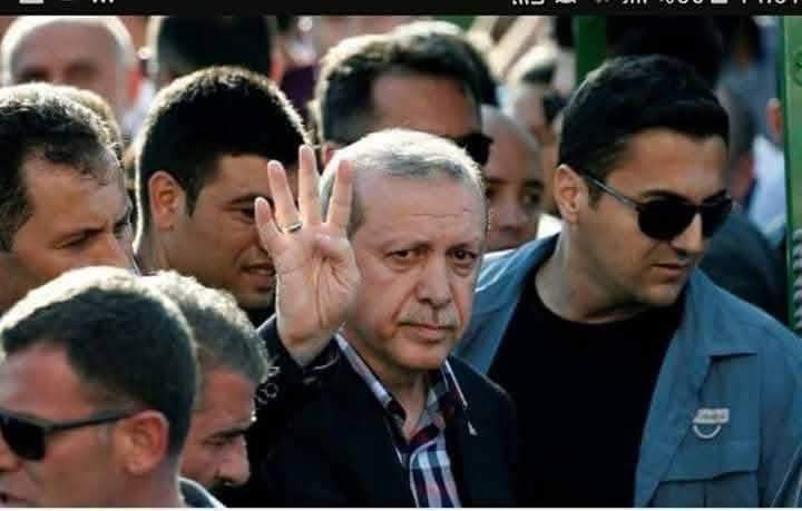 TalipBelgium's tweet photo. İSTİFA EDEN,
ERDOĞAN'IN YAKIN KORUMASI SEBEBİNİ ŞÖYLE ANLATTI;

Bir cuma namazında Edirnekapıdaki Mihrimah Sultan Camiinde idik.
Polis Mehmetle karşılaştık.
Hoş beşten sonra hayırdır
ne yapıyorsun burda dedik.
O da Başkan ERDOĞAN burada namazı burada kıldık onu bekliyorum dedi.
Erdoğan'ın yakın korumasıydı Mehmet, hem çok sağlam bir delikanlı,hemde kardeşimiz olduğu içinde sevinmiştik,önemli bir konumda diye.
Ama o gün bize görevini bırakacağını söyledi..
Necip de ben de “yahu sen ne yapıyorsun,ne güzel başkanın yanıbaşındasın, hayır dua kazanırsın,milyonlarca insan bu görev için yanıp.tutuşuyor bırakma bu görevi” dedik.
 25-27 yaşlarındaki cıvan gibi sportmen güçlü kuvvetli delikanlı aynen şunları söyledi:
   “ABİ BEN INSANLIKTAN ÇIKTIM. ARTIK DAYANAMIYORUM, BU ADAM GÜNDE 2 YADA 3 SAAT BAZEN UYUYOR BAZEN UYUMUYOR.GECESİ GÜNDÜZÜ YOK. BÎR GÜNDE 2 ÜLKEYE GİDİYORUZ, YURT İÇİNDÉ BİR GÜNDE 3 İLE GİDİYORUZ. SÜREKLİ PLANLAR PROJELER,DEVLET LİDERLERİ GELİYOR GİDİYOR, ARA SIRA EVİNE 3 SAAT UYUMAYA GİDİYOR ORADA BİLE YA GENELKURMAY BAŞKANI YADA MİT MÜSTEŞARI HAKAN FİDANLA TELEFONLA GÖRÜŞÜYOR GECENİN BİR YARISI HİÇBİR DEVLET GÖREVLİSİNİ UYUTMUYOR.GÖRÜNTÜLÜ TELE KONFERANS YAPIYOR.ÖYLE BİR TEMPO Kİ SÜREKLİ BİR KOŞUŞTURMA HİÇ YERİNDE DURMUYOR. ONUN MESAİSİNE BENİM BEDENİM DAYANMIYOR. AİLEMİN ÇOCUĞUMUN YÜZÜNÜ GÖREMEZ OLDUM. HİÇBİR ÖZEL HAYATIM KALMADI.
BU KOŞUŞTURMAYA NORMAL BİR İNSAN DAYANAMAZ ABİ.

Erdoğan ise o belki 30 yıldır hep aynı tempoda koşturup duruyor.
Hangi can dayanır bu mesaiye,onun temposunda koşturan
ikinci bir şahsı tanıyanınız varmı.
Dünyanın neresinde bu tempoda çalışan bir lider,iş adamı,bürokrat,memur,işçi,esnaf,ziraatçı var.
İkinci bir şahsı tanıyanınız var mı.?
Bu yaşında TÜM MAZLUMLAR İÇİN, ÜMMET İÇİN, DEVLET'İ EBED-MÜDDET davası için kendini bu vatana feda eden büyük lider, sen görevini hakkıyla yapıyorsun. 
ŞAHİDİZ YARAB,